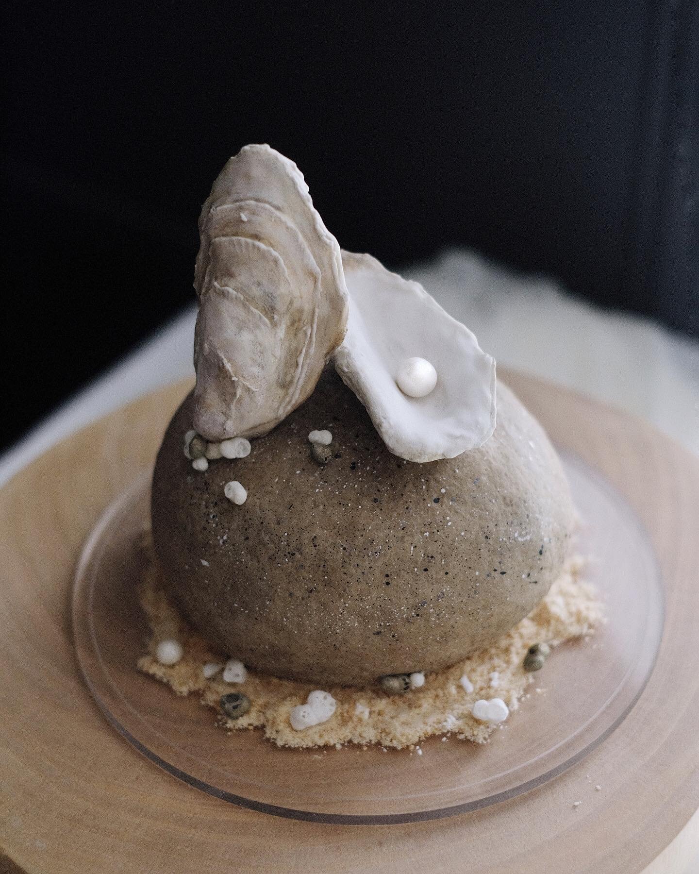 Yesterday was my parents&rsquo; 30 year wedding anniversary and the symbol is PEARL. Despite the fact that they are not here, I still wanted to do a cake for them, at least to be &ldquo;consumed&rdquo; visually! 🪨🐚

The stone is where the cake is a