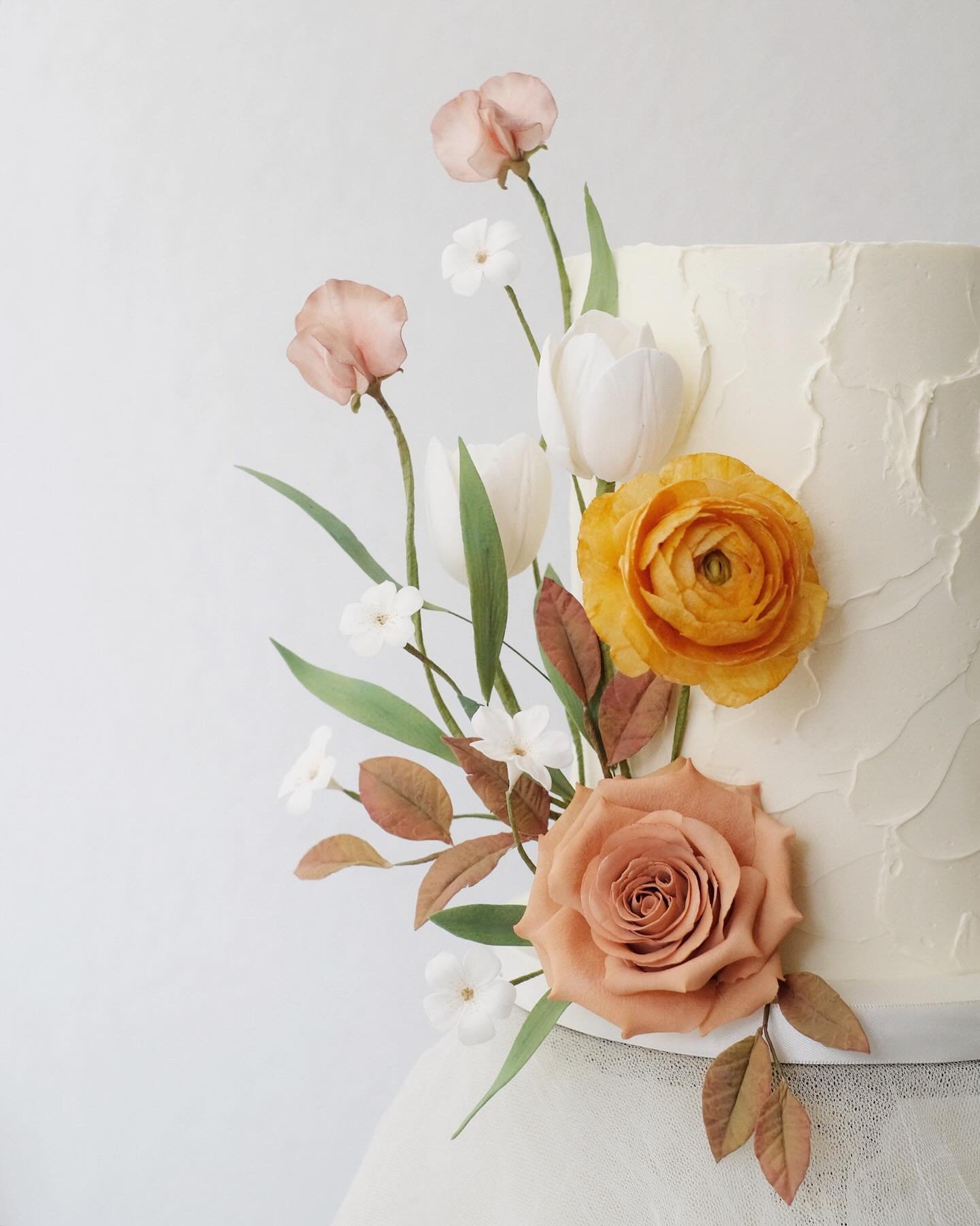 Happy Friday! 

#sugarflower #torontoweddingcakes