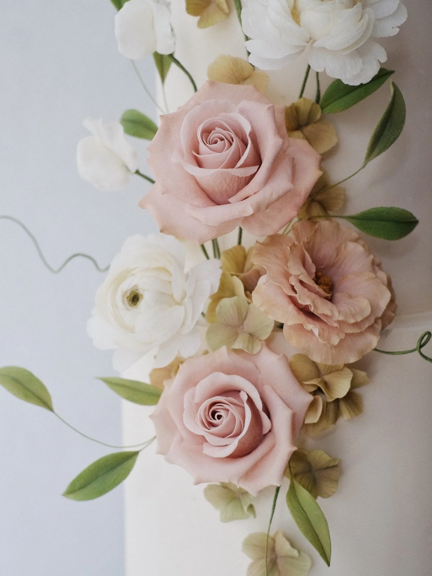 One of my favs from last year. For F&amp;J at the Whistle Bear Golf Club. Anyone like me just digging a great colour palette and some delicate sugar flowers? 

#weddingcake #toronto #handmadesugarflowers #cakedesign