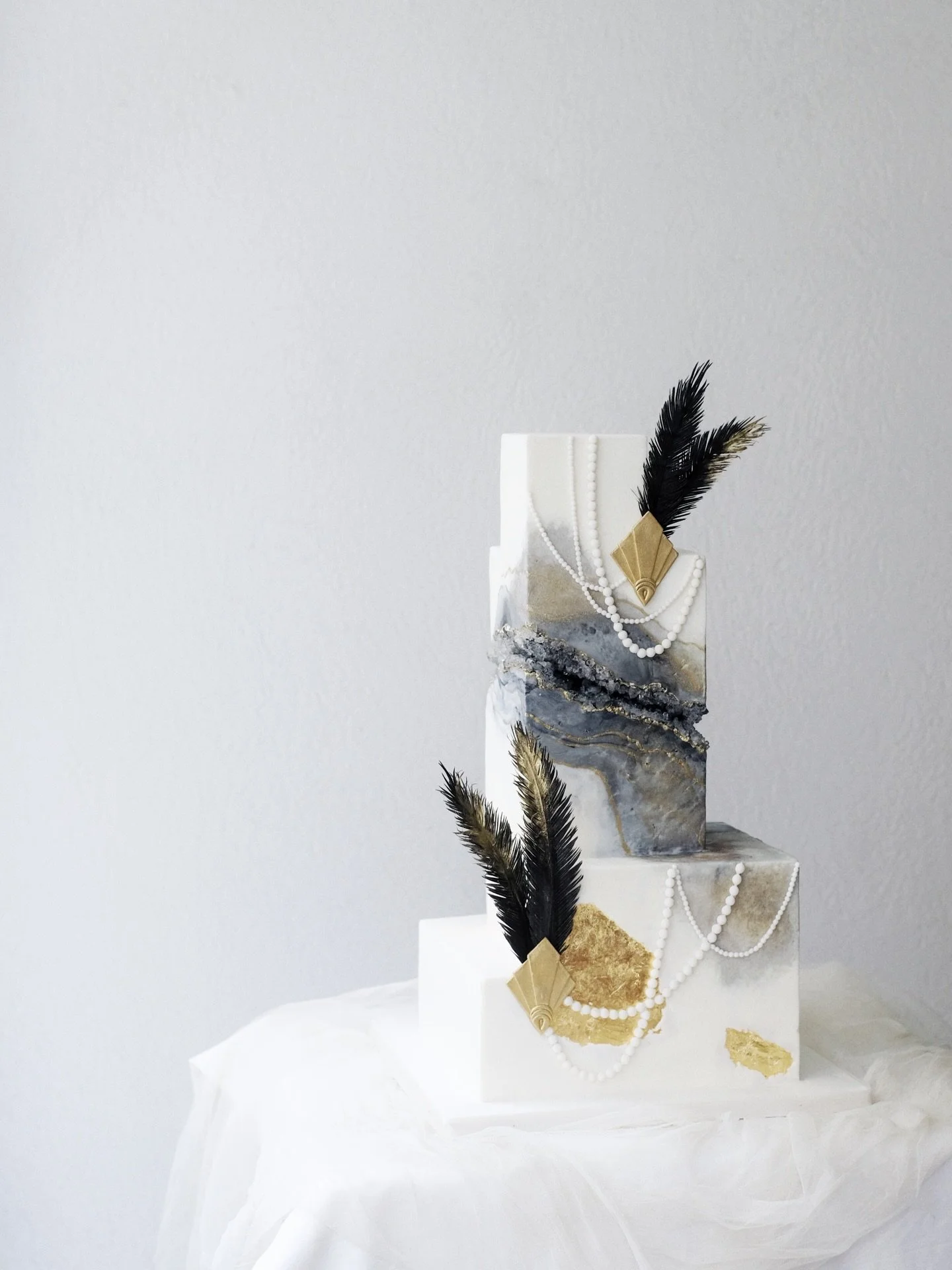 When Gastby meets geode. 

#customcake #wedding #gatsbytheme