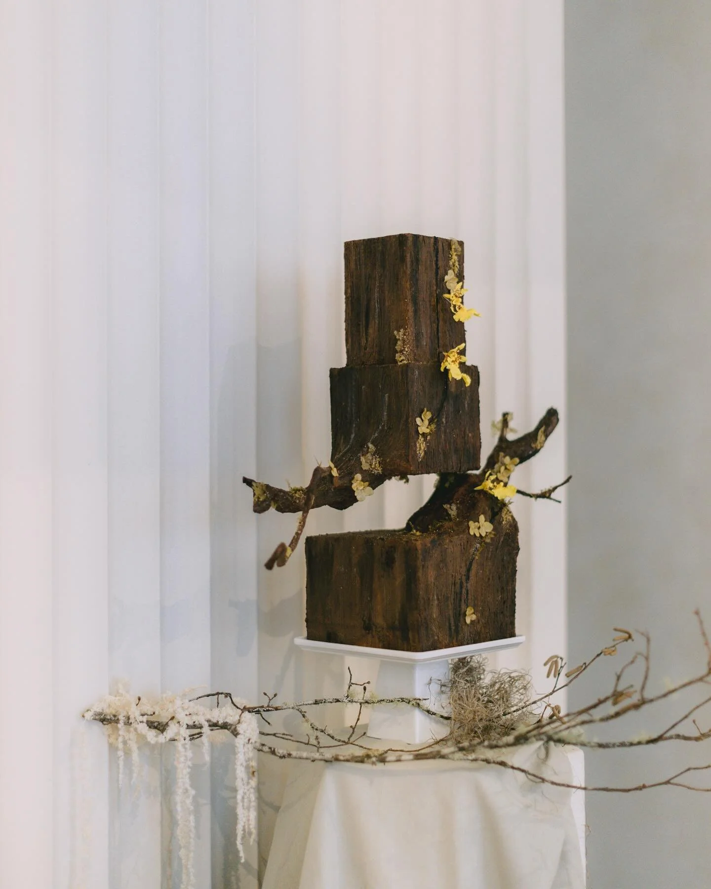 Wood 🪵 and dried florals.

Planner: @destinyweddingsca 
Floral: @denovofloral 
Venue: @archivestudiosto 
Photography: @neolight.photography 
Makeup: @louminousmakeup 
Cake: @oliviay.studio 

Floating effect thanks to @prop.options