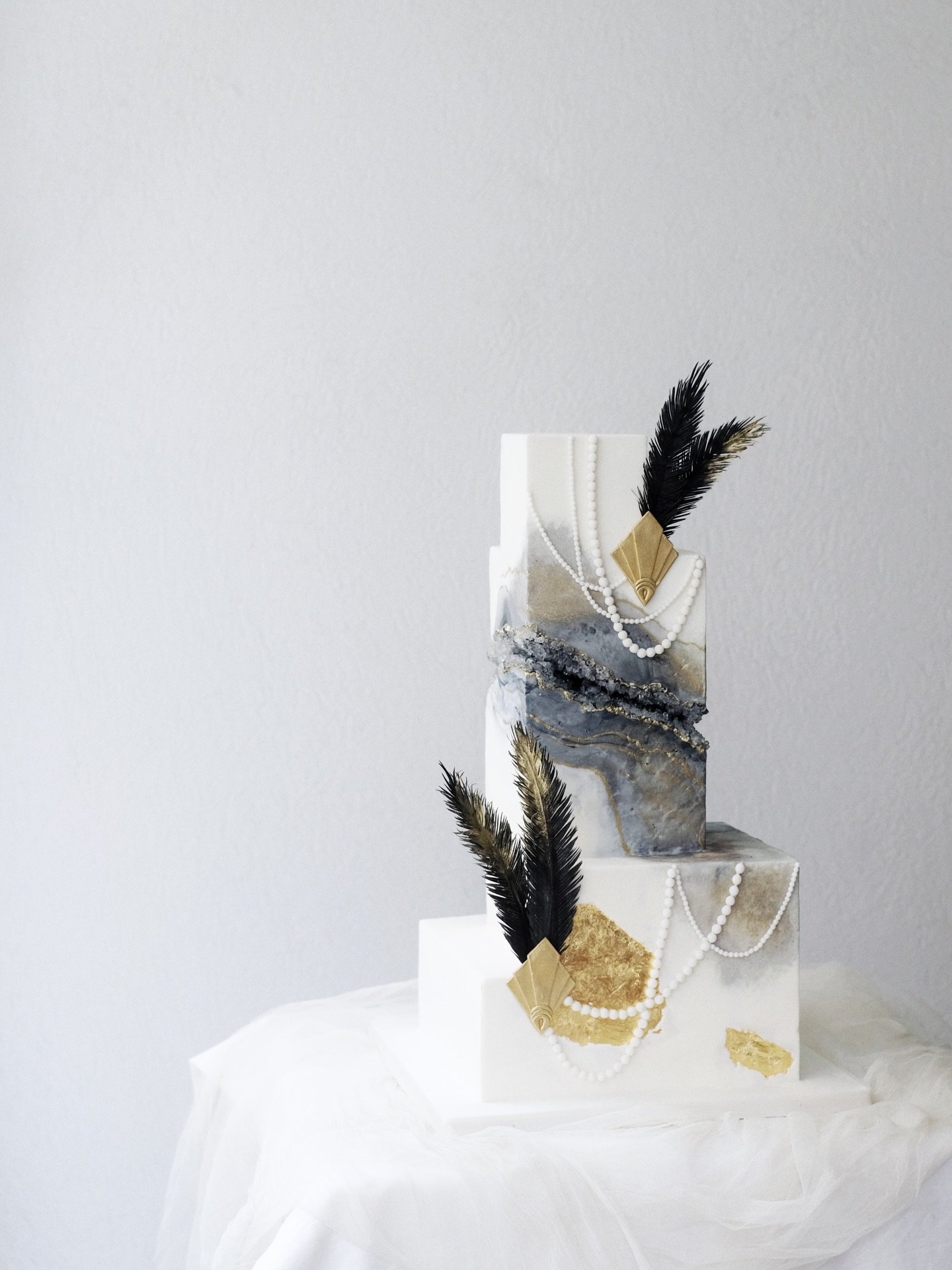 When Gastby meets geode. 

#customcake #wedding #gatsbytheme