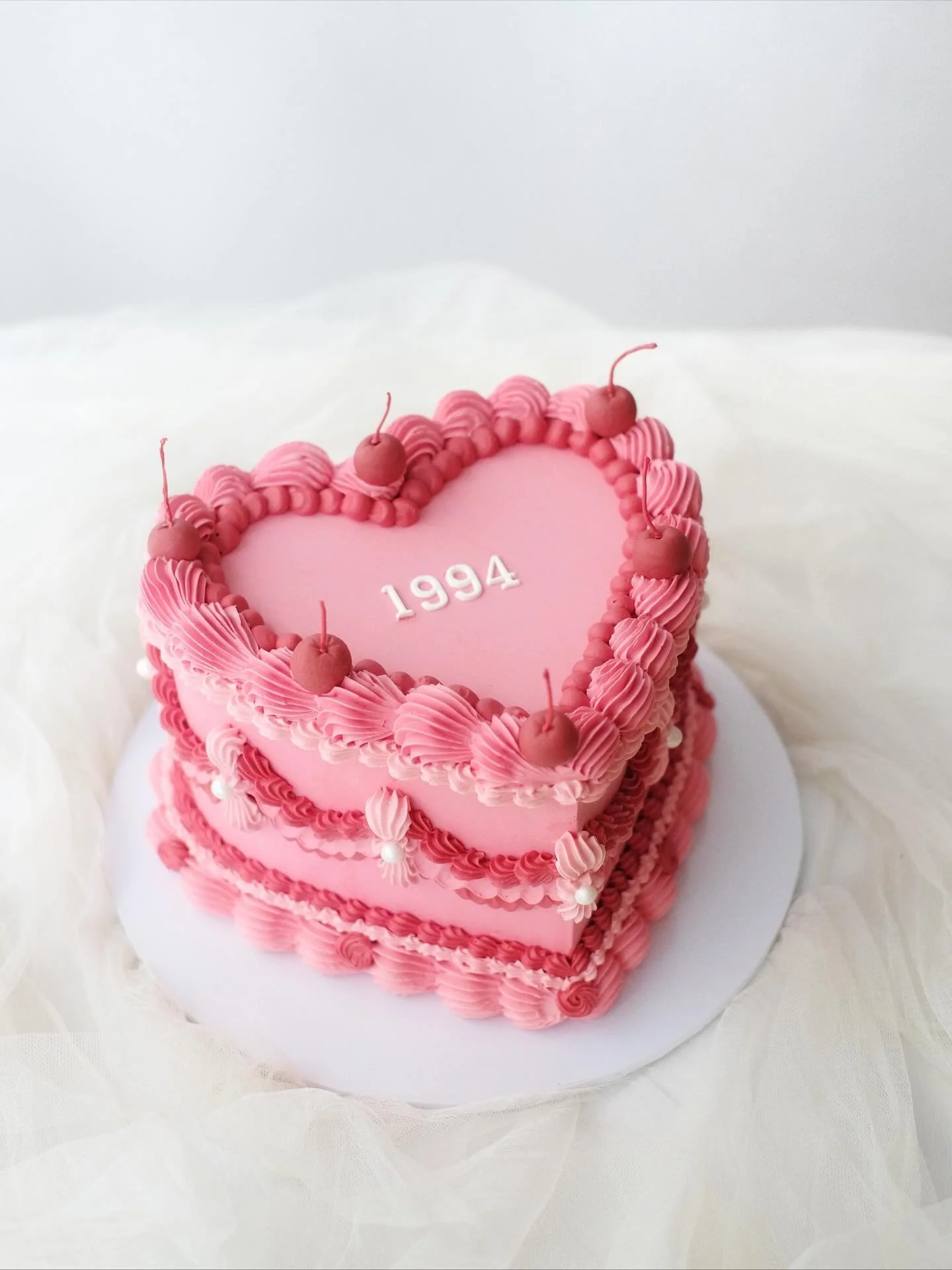 Vintage piping is making a comeback &mdash; delicate scrolls, tiny pearls, and timeless romance on every tier ✨

Because some classics never go out of style.

#TorontoWedding #TorontoCakes #TorontoBaker #VintageWeddingCake #WeddingCakeDesign #CakeTre