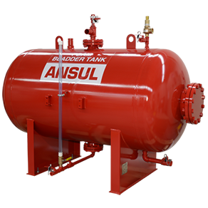 Réservoir à vessie rouge avec marque Ansul visible sur le côté, utilisé pour le stockage de liquides dans la lutte contre les incendies.