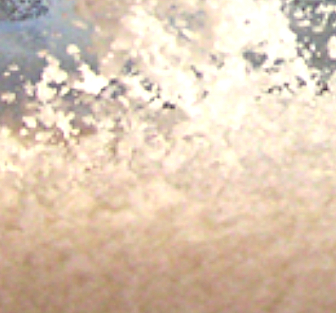 Gros plan de vagues d'eau ou d'écume de mer.