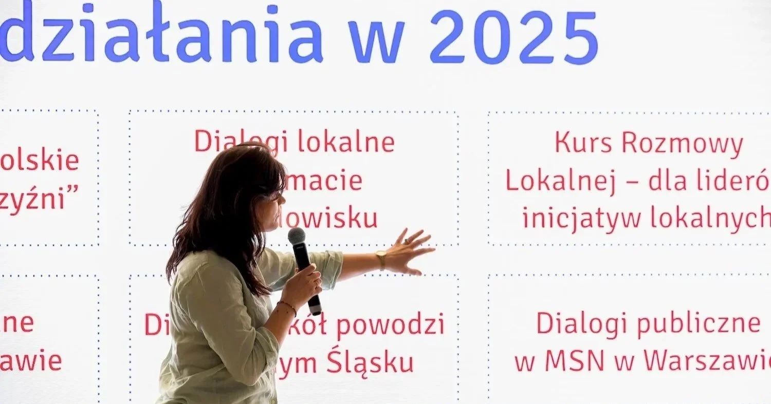 FNW w 2025: wyjście poza miasta, szkolenia praktyków dialogu, badanie polaryzacji, dialogi publiczne