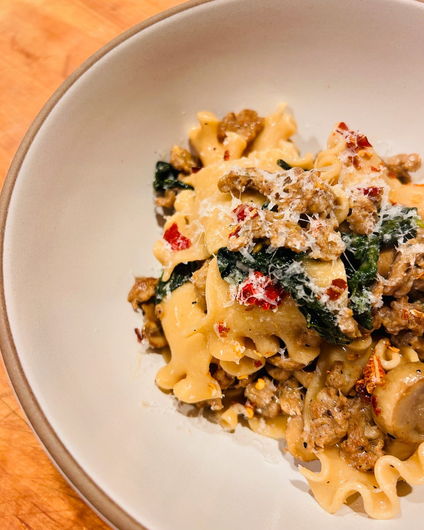Comfort. 

Mill Valley Pasta Antica Fazzoletti (made with @honorefarmandmill Hourani flour), @canteenmeats Italian Sausage, @suncatcher_farm Kale, Mushrooms, Pecorino, @millvalleypasta Chili Flake

20 Minute Dinner: Bring pasta water to a boil. While