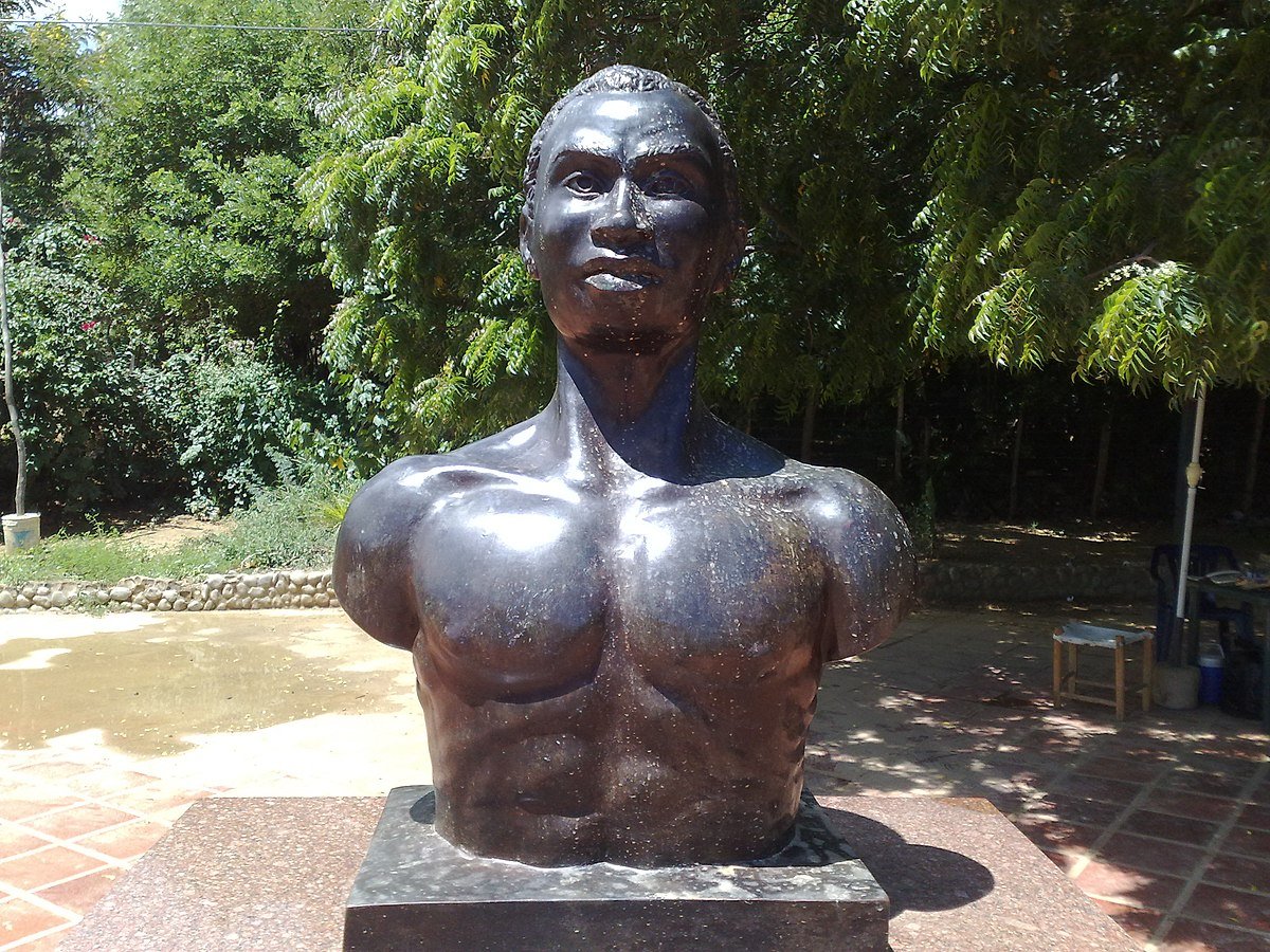 1200px-Busto_de_José_Leonardo_Chirino,_Caujarao.JPG