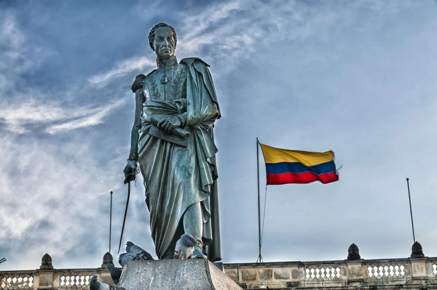 simon-bolivar-statue-and-colombian-flag-812836788-5c8b2a1946e0fb000172efe9.jpg