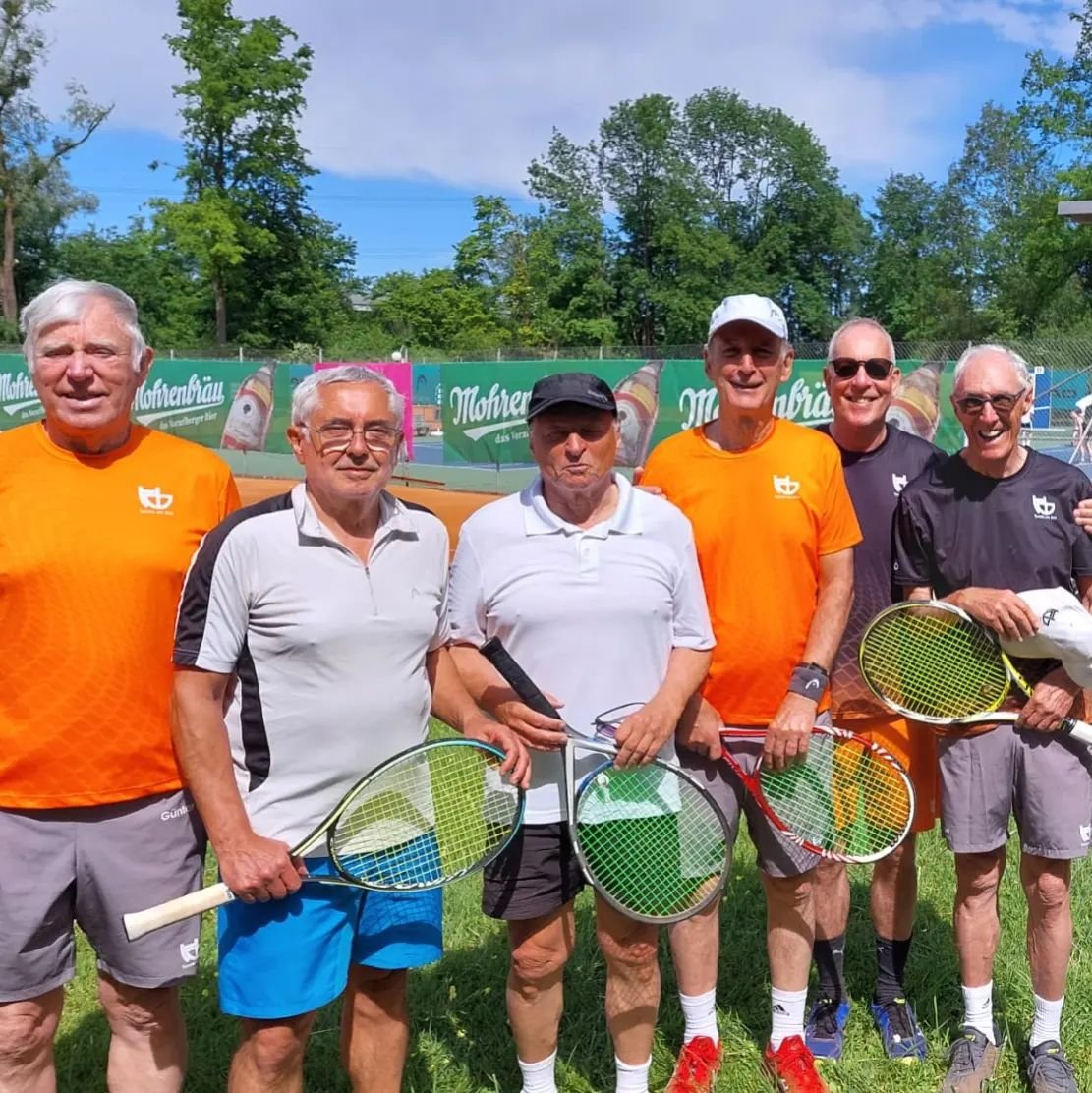 EINE WUCHT 💃 und rein optisch gesehen maximal im Einsatz bei Herren 35😊: Unser &quot;the older the better&quot; Team der Herren 70 zeigt seine jahrzehntelange Doppel-Routine in der A-Klasse gegen den UTC Dornbirn und beh&auml;lt mit einem 2:2 inkl.