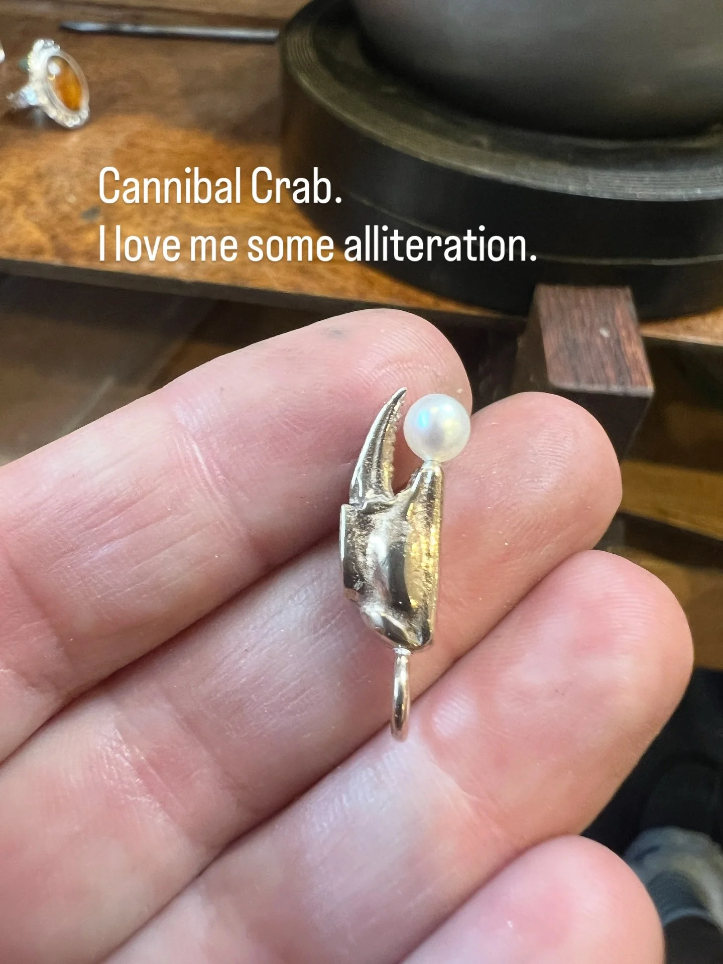 It&rsquo;s refreshing to be around people who talk about cannibal tadpoles, frogs, and crabs instead of other people&mdash;except for the artists we like.
@hannahleecameron @beccajanestudio