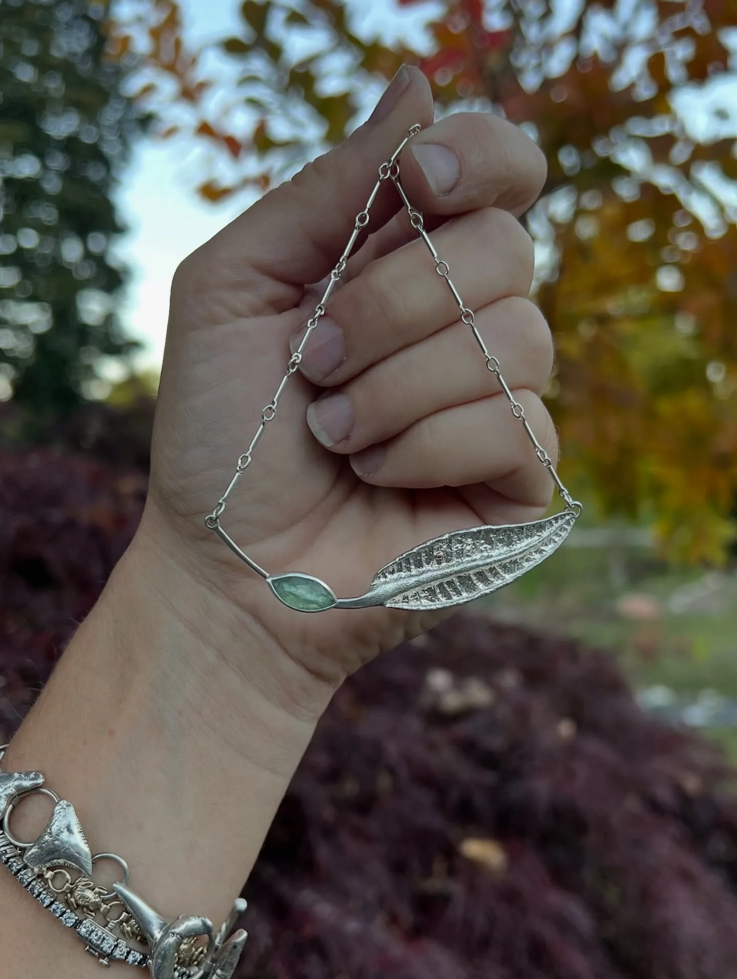 Custom order for @clay_by_jamie featuring a milkweed leaf cast in sterling silver with a 14k gold monarch &lsquo;egg&rsquo; and a mint green kyanite gemstone ✨