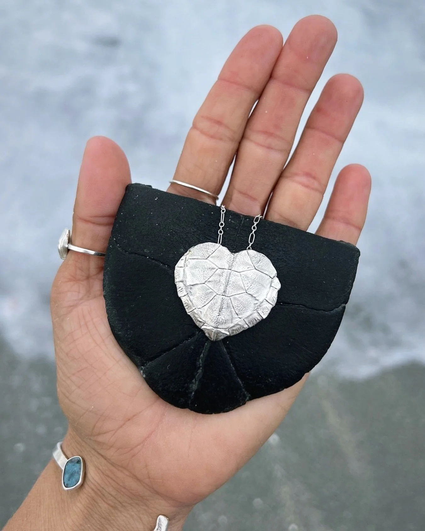 HAPPY VALENTINES DAY!

Turtle love 🖤

📸 @meggoddessdesigns