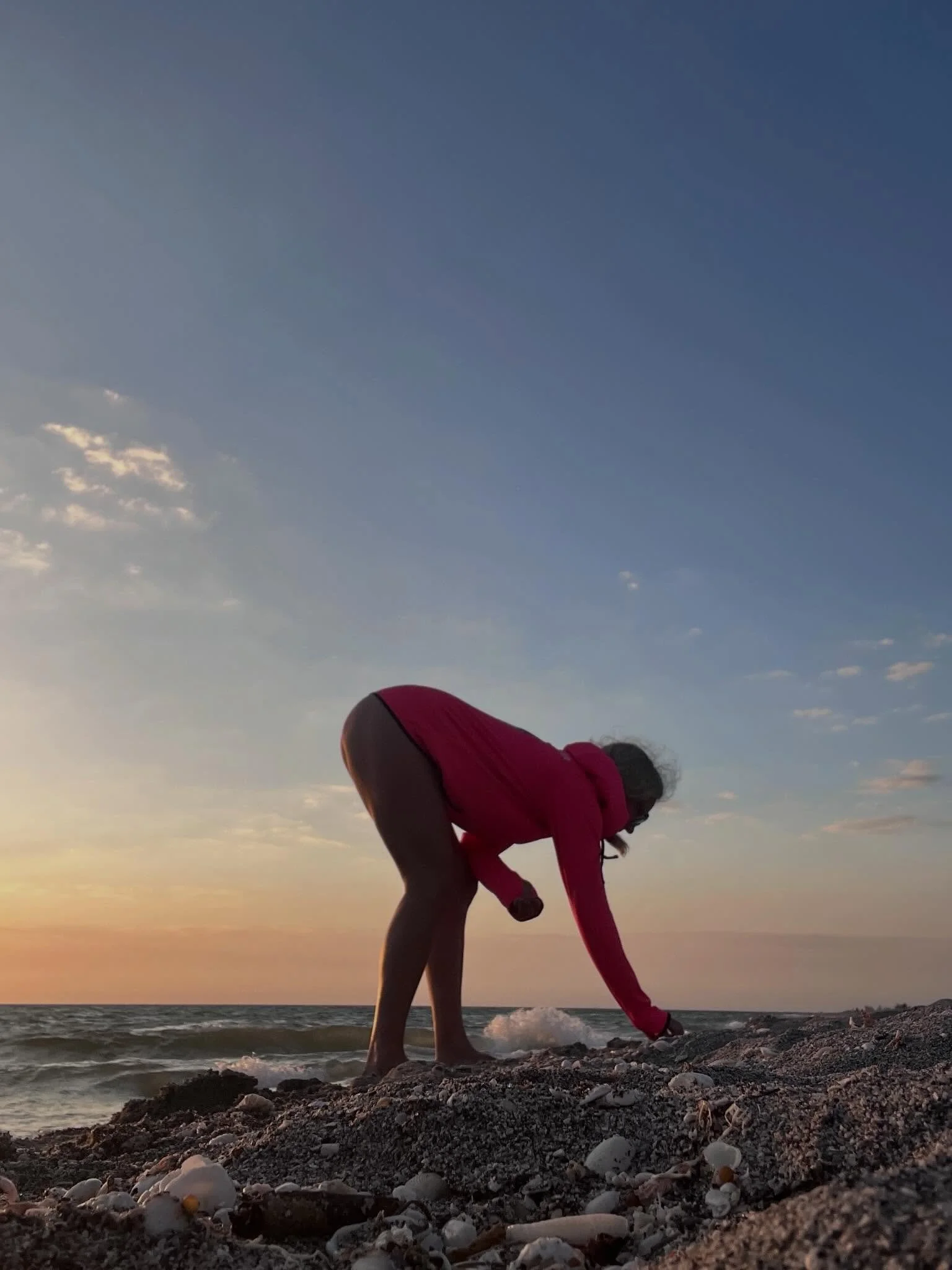 Always searching for treasures 🩷
Most photos of me at the beach are bent over or crouched down looking for the next itty bitty perfect item to turn into silver 💫
📷 @iamchaseapplegate