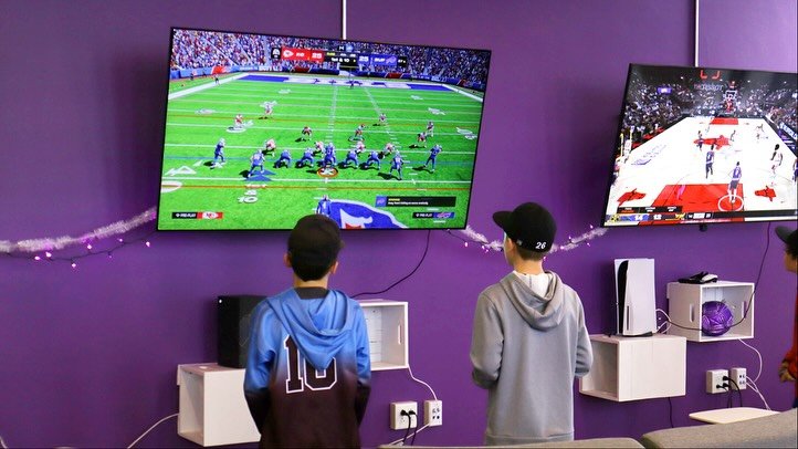 Host a Madden or College football Birthday party at the GLG gaming lounge!
We’ve created a beautiful high-end video game lounge on the 22nd floor of @innovationsqroc
Parents, experience breath taking views and the EASIEST birthday party ever