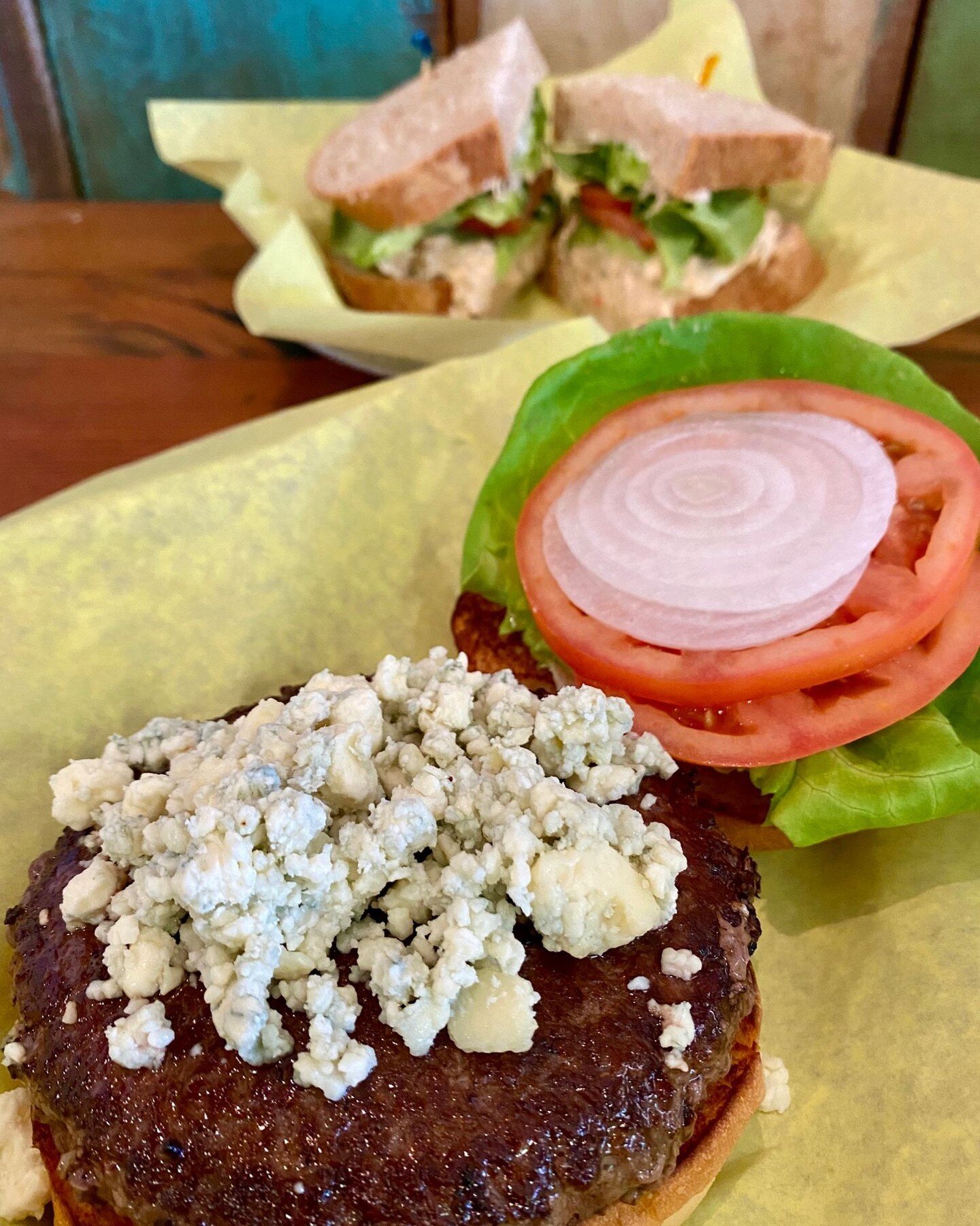 Leoda&rsquo;s Blue Cheese Burger and Spicy Tuna Sandwich for lunch. Yum! 

#leodas #maui #mauilunch #mauieats #mauieatlocal #mauiag #mauirestaurant