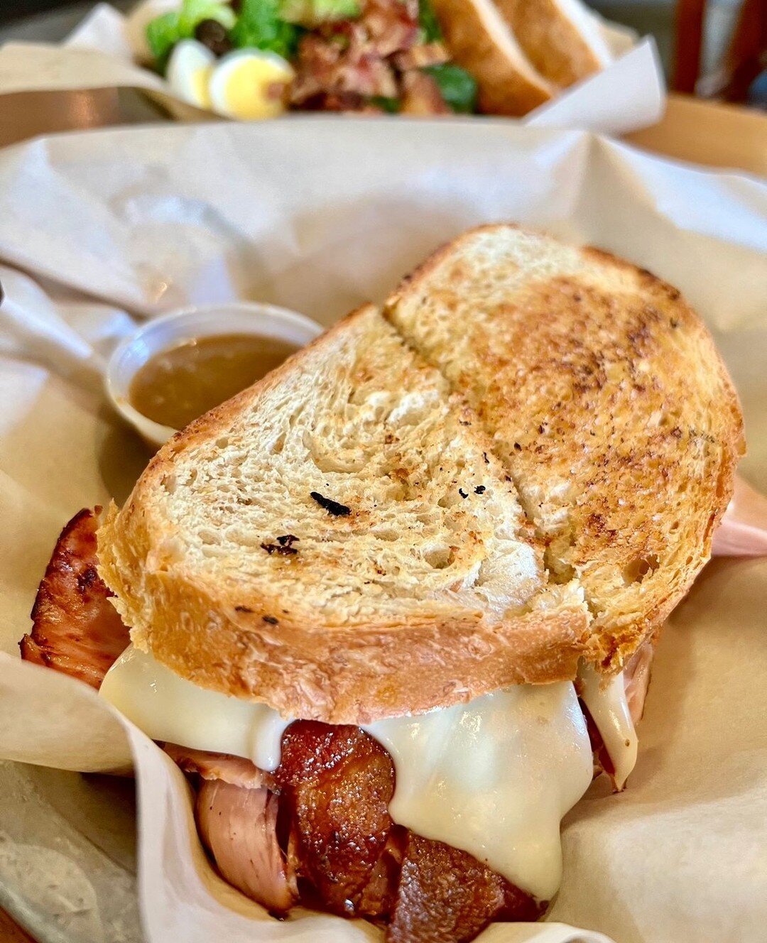 Our Pork, Pork&hellip;Mmm, Pork Sandwich is made with prosciutto, house ham, applewood bacon, salami, Swiss cheese, whole grain mustard, and house balsamic vinaigrette, all on Leoda&rsquo;s fresh butter white bread. Yum! 

#hawaiisbestkitchens #leoda