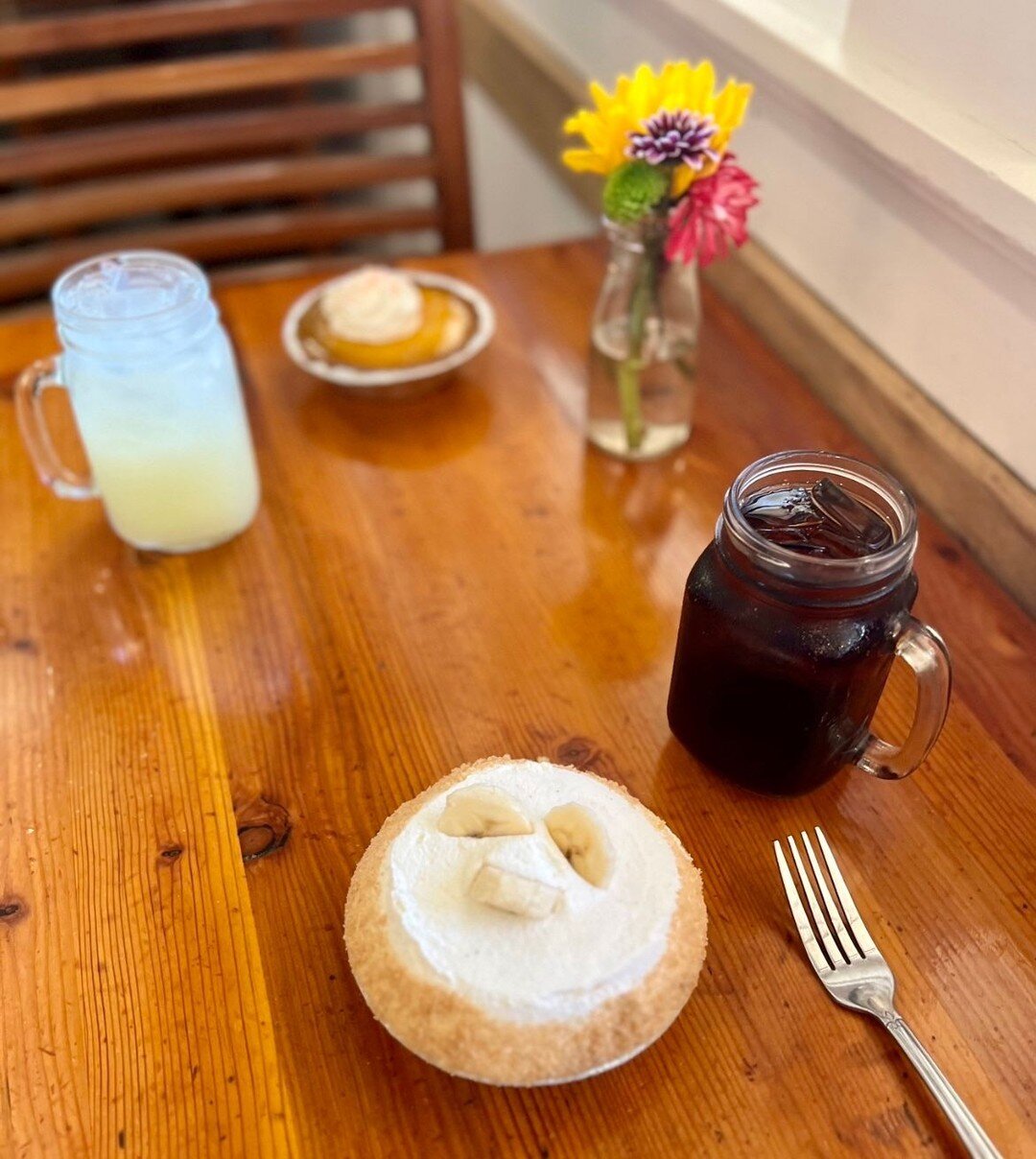 Happy Mother&rsquo;s Day from all of us here at Leoda&rsquo;s Kitchen &amp; Pie Shop! 💐 

#leodas #mauidessert #happymothersday #mauieatlocal #bananacreampie #mauifood