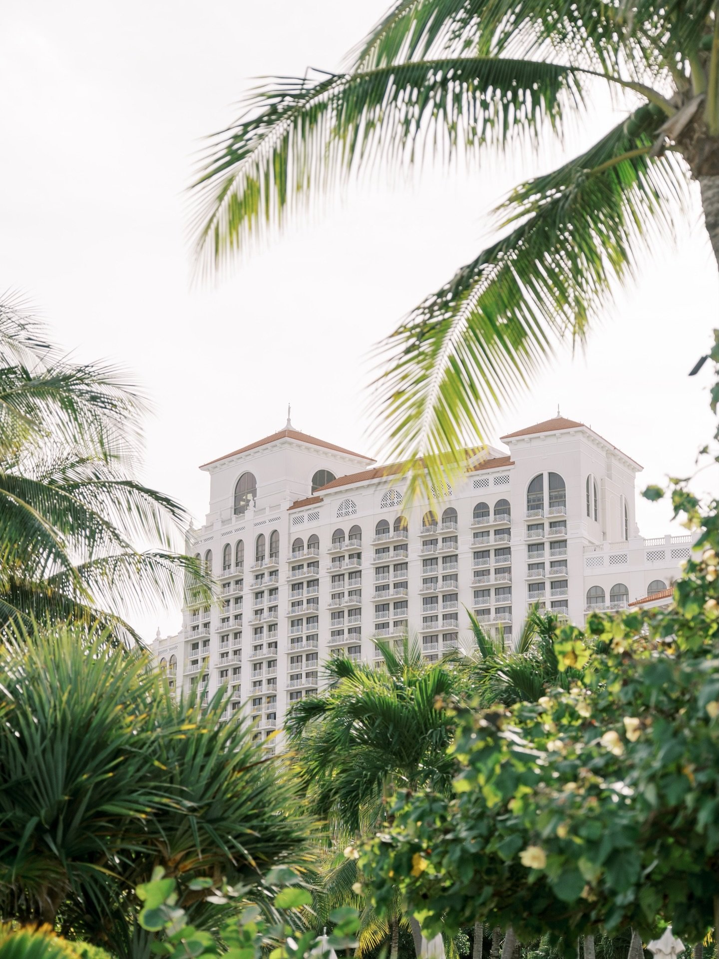 What a beautiful Bahamian welcome! 🇧🇸 Last week, I visited @rosewoodbahamar and filled the days by soaking in the sun, forming new great relationships with some amazing planners, and seeing all of the incredible opportunities for weddings that the 