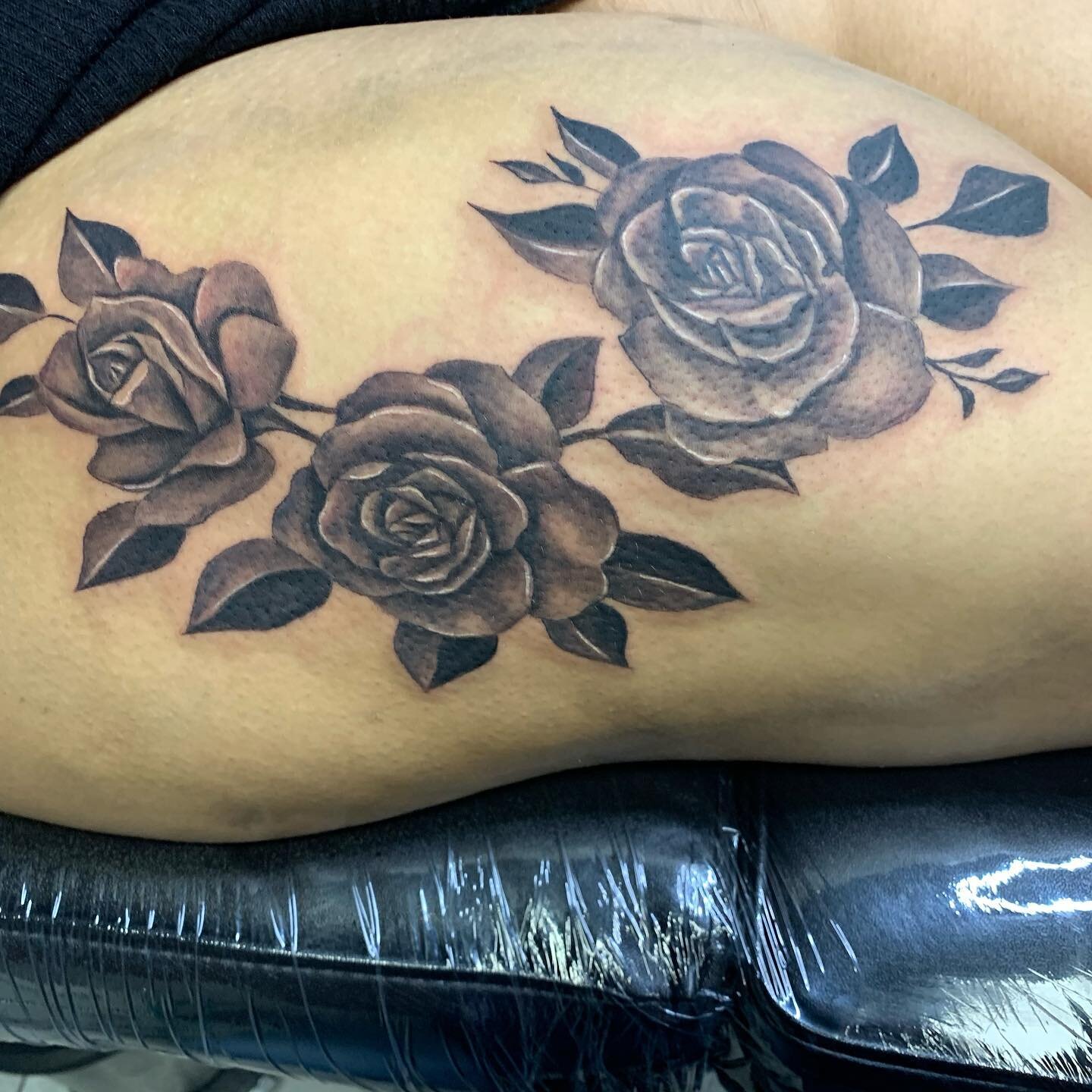 #rose #roses #blackandgreytattoo #blackandgrey #Houston #houstontx #houstontattooartist #slangingink #tattoo #tattoos #flowers