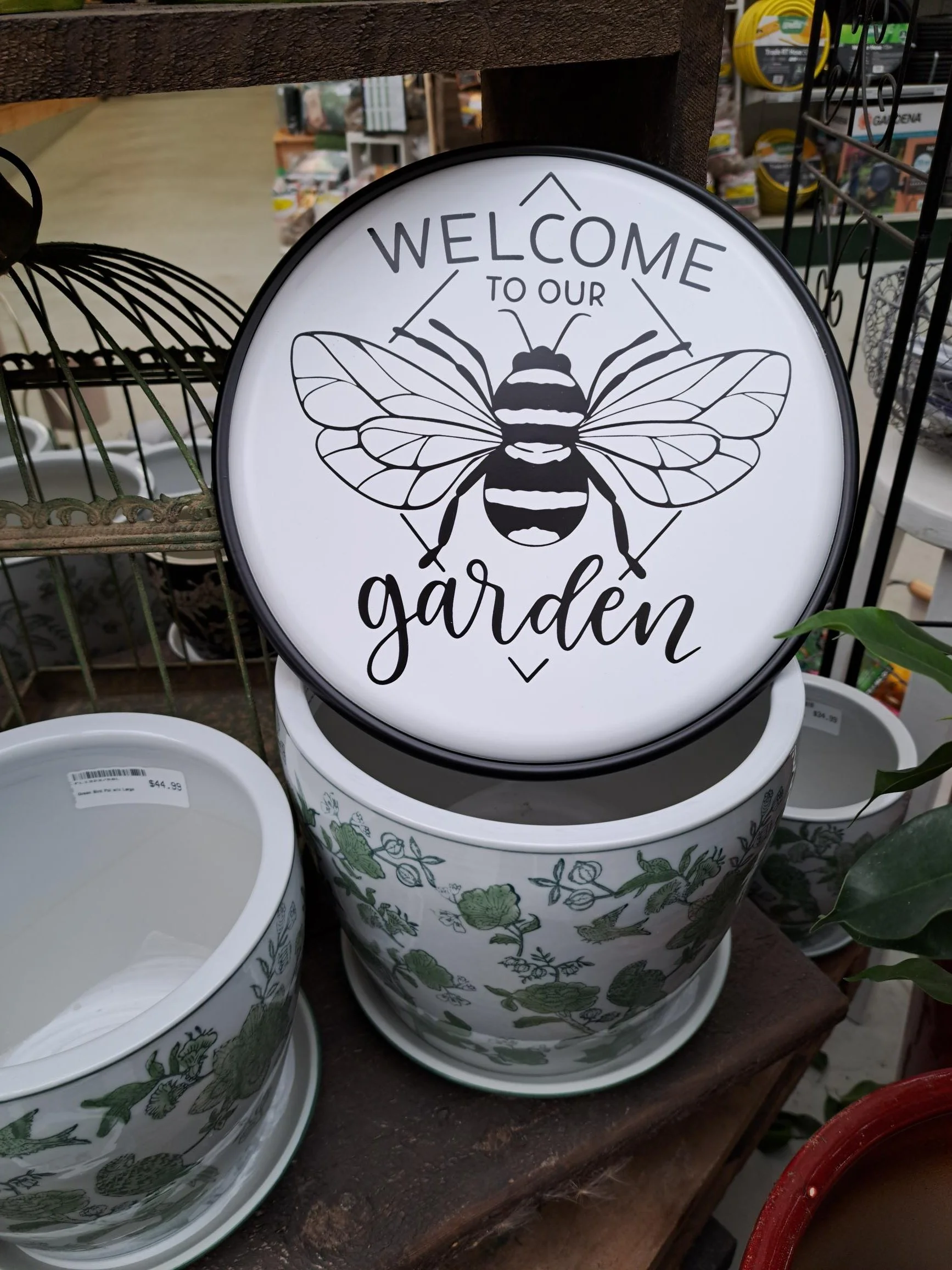 Welcome to our garden sign -Bee