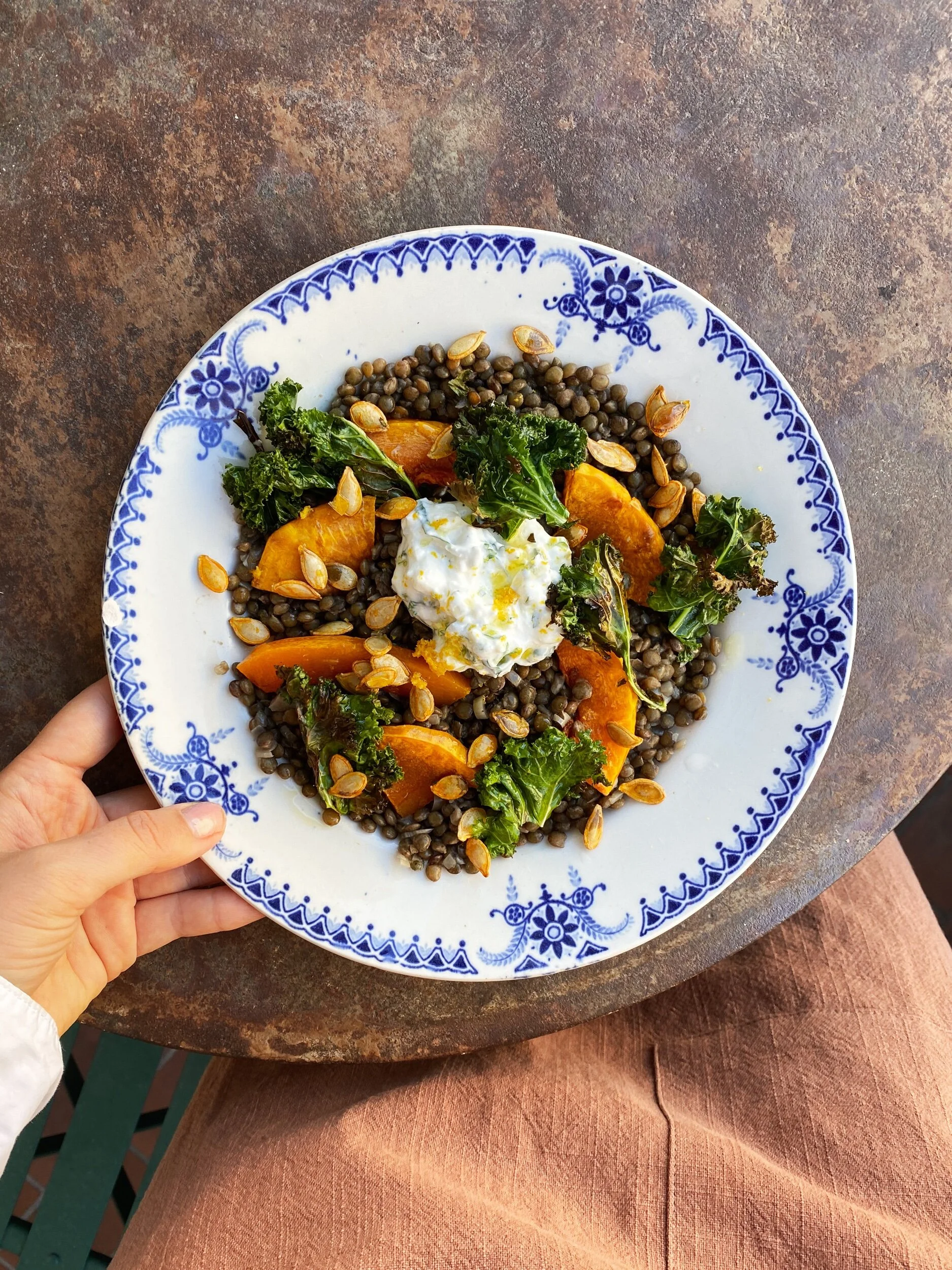 Du Puy -linssejä, paahdettua myskikurpitsaa, sitruuna-fetakreemiä, rapeita kurpitsansiemeniä ja lehtikaalia