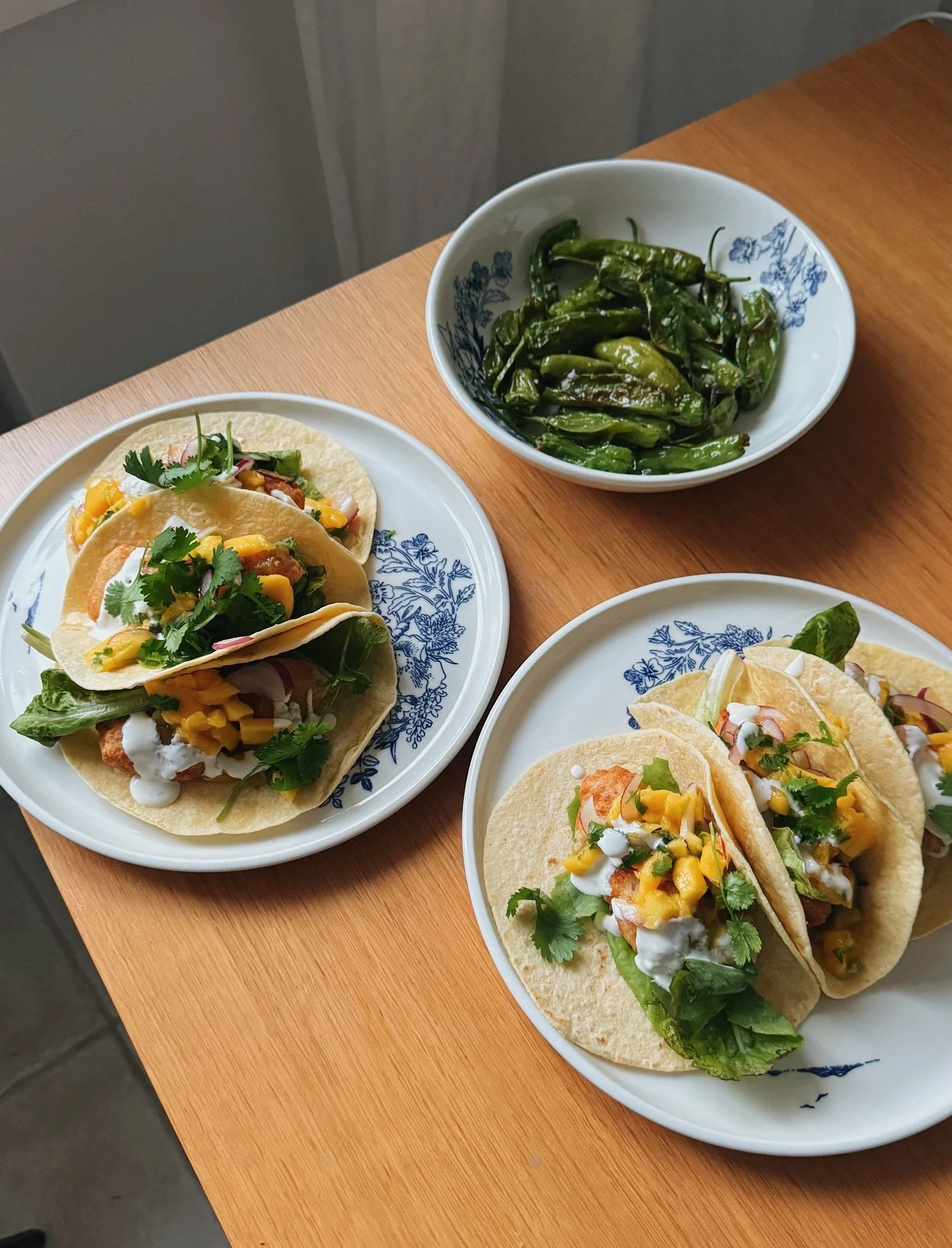 Tosi hyvät kalatacot vartissa kahdelle. Sunnuntain pikaruoka omasta keittiöstä, mikä voitto!🐟🌮 Rapeita kalanugetteja, mangosalsaa ja limecremaa.
Laitoin paketin pakaste-kalanugetteja airfryeriin (200c 9min). Sillä aikaa te