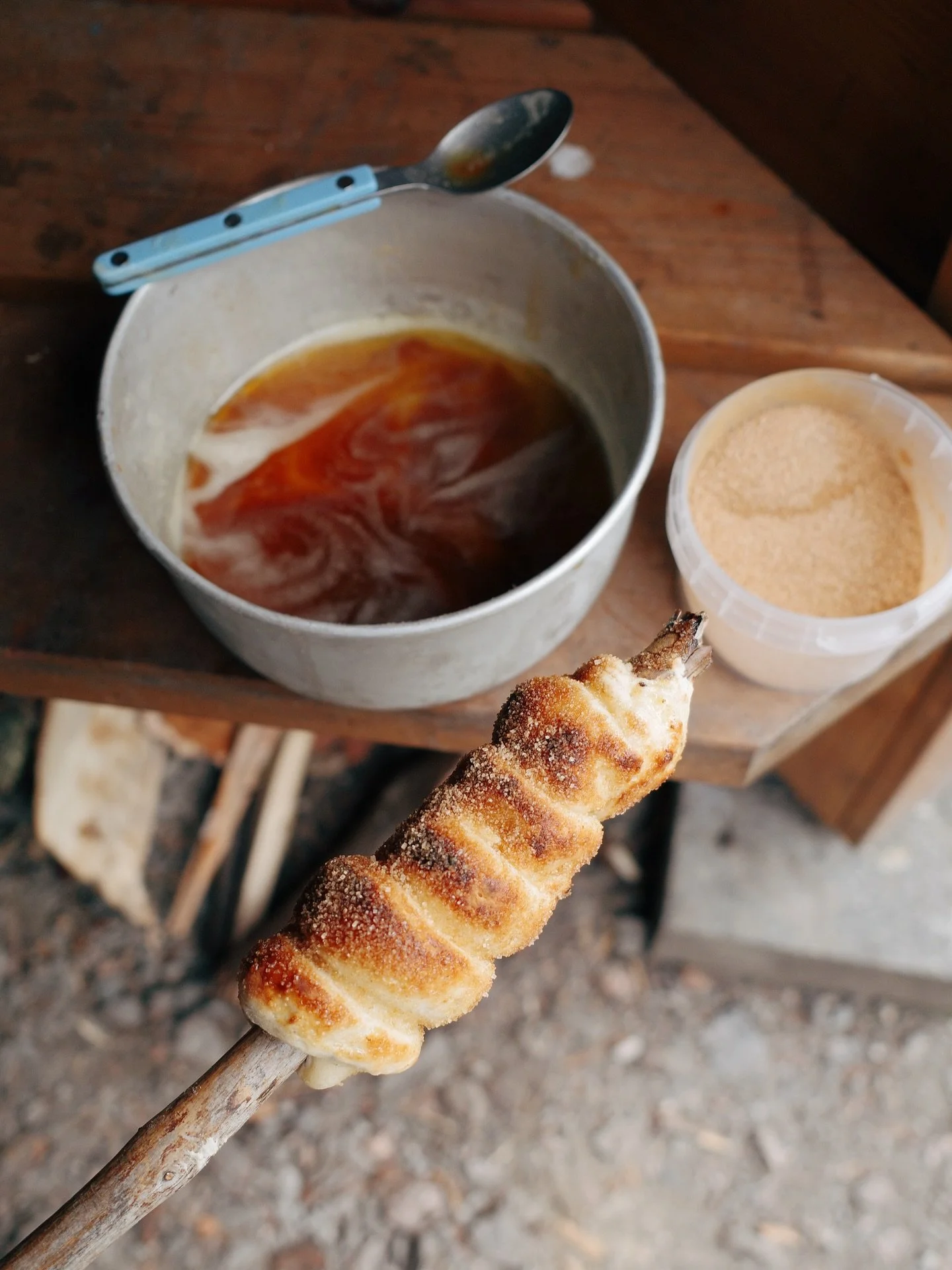 Vähän paremmat retkieväät x3 
1. Tikkukanelipulla - OG-bellaklassikko tasan 5 vuoden takaa. Tikkukorvapuusti: kiedo pullataikina tikun ympärille (meillä gluteeniton taikina pakastealtaasta). Kypsennä nuotiolla kull