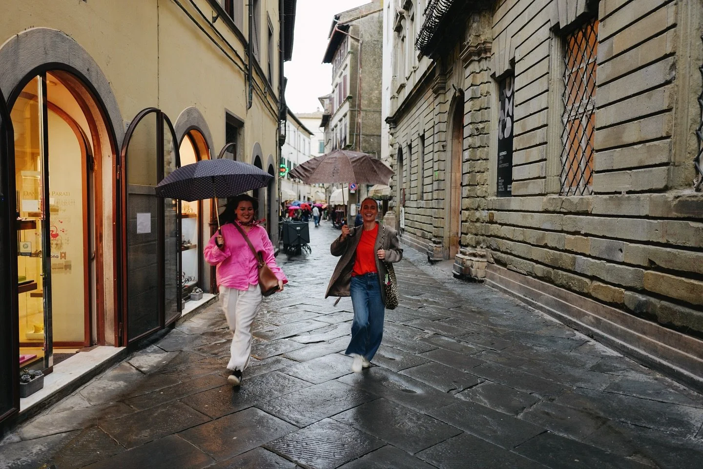 Tässä sadepäivän kunniaksi 20 kuvaa meidän yhteisiltä Italian matkoilta. Bella Table perustettiin Caprilla kesäkuussa 2019 ja sen perusta valettiin yhteisten ihanien ruokahetkien ympärille. Tasan vuosi myö
