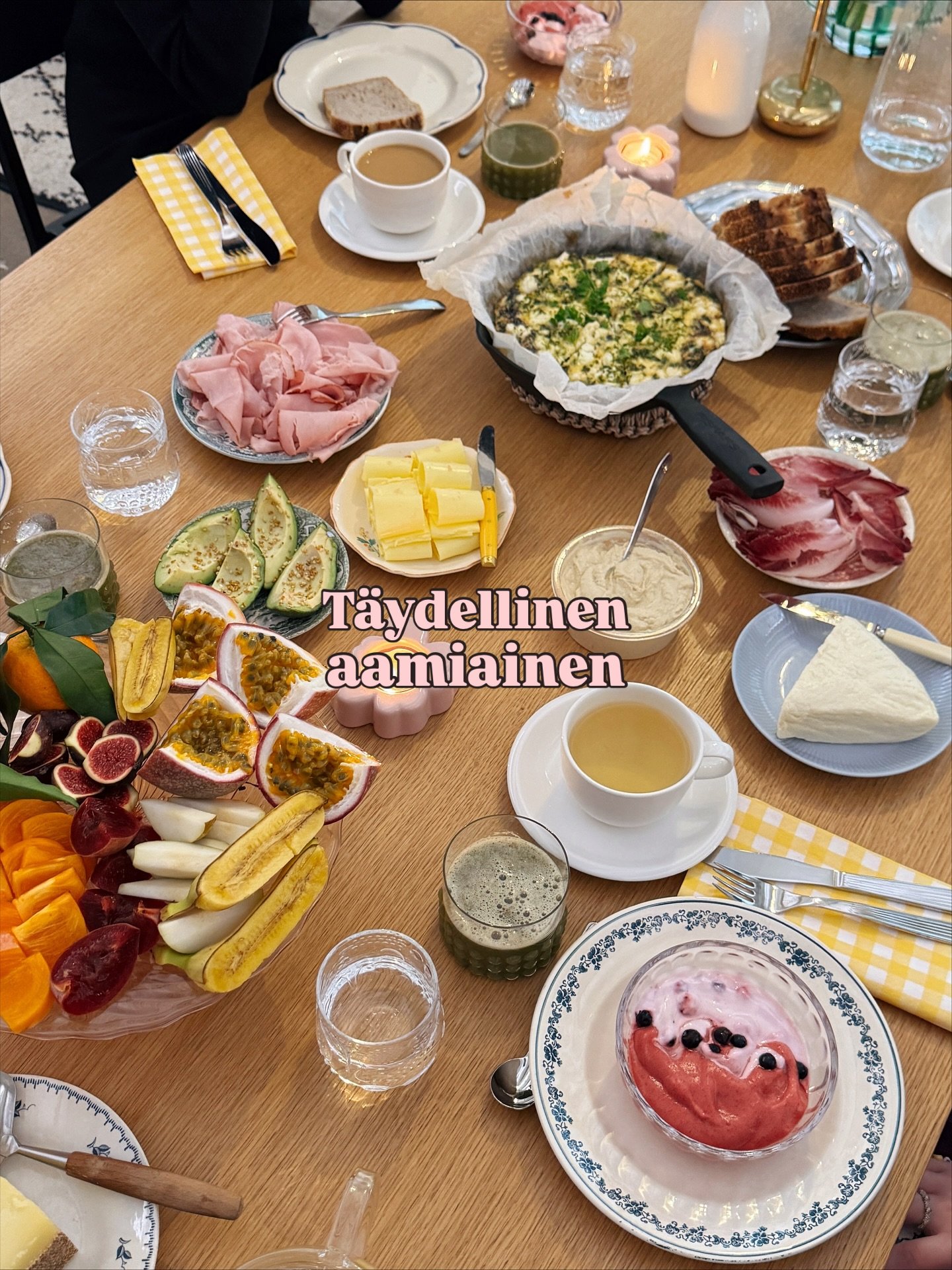 Aamiainen on mun rakkauden kieli 🍇 Ihanat aamuvieraat toivat tuliaisina mukanaan Hakiksen hallin parhaat jotka korottivat t&auml;m&auml;n koko vuoden parhaaksi aamumenuksi. T&auml;ss&auml; muistiin 💓 

🥚Frittata valurautapannuun: 8 munaa, loraus m