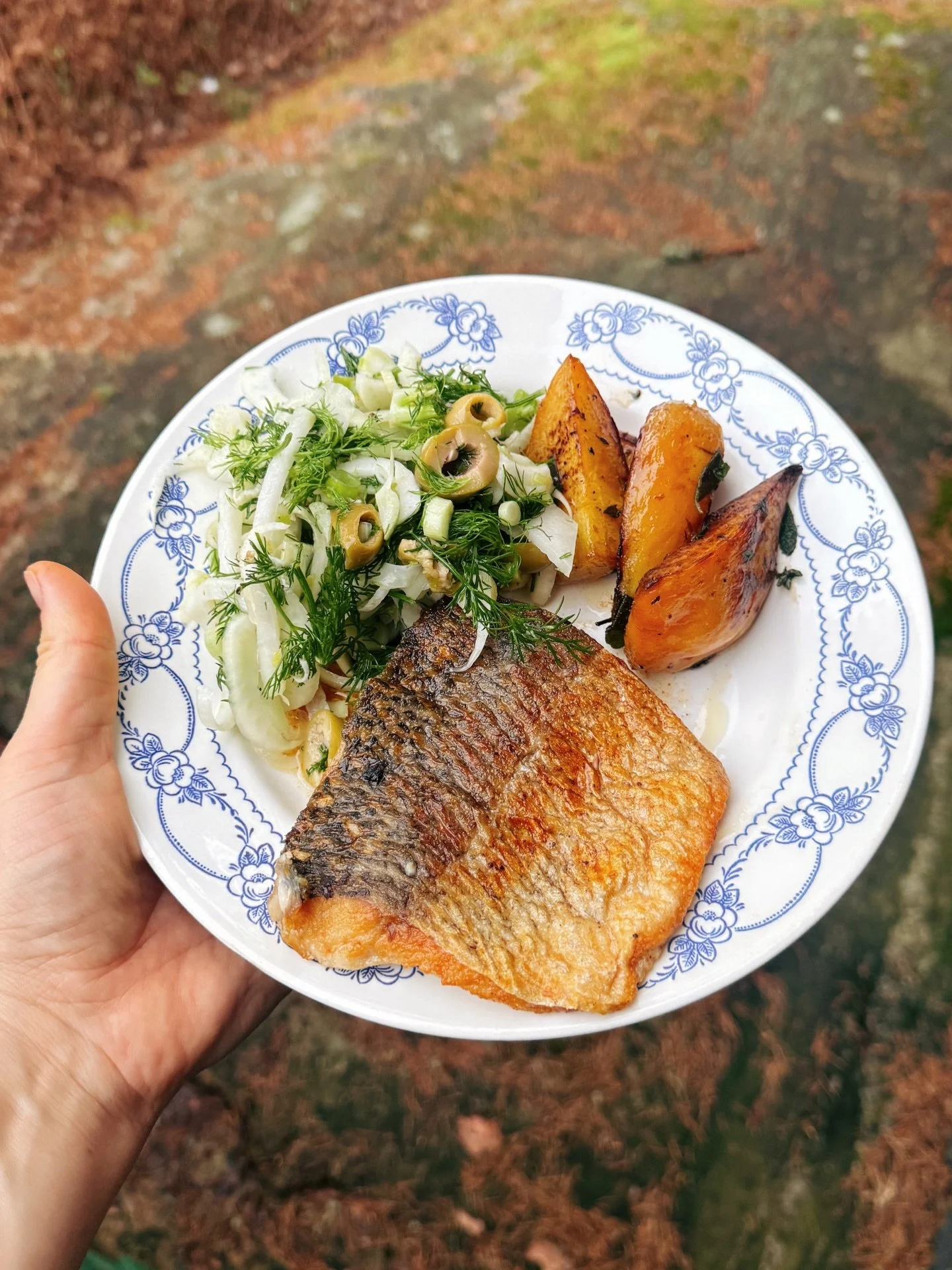 Ihana landelounas &lt;3 Rapeaa siikaa, ruskistettua voita, keltajuurikasta ja t&auml;ydellinen salaatti jossa fenkolia, kyss&auml;kaalia, tilli&auml;, oliiveja ja sitruunaa. ( T&auml;t&auml; salaattia voisin sy&ouml;d&auml; kulhollisen joka p&auml;iv