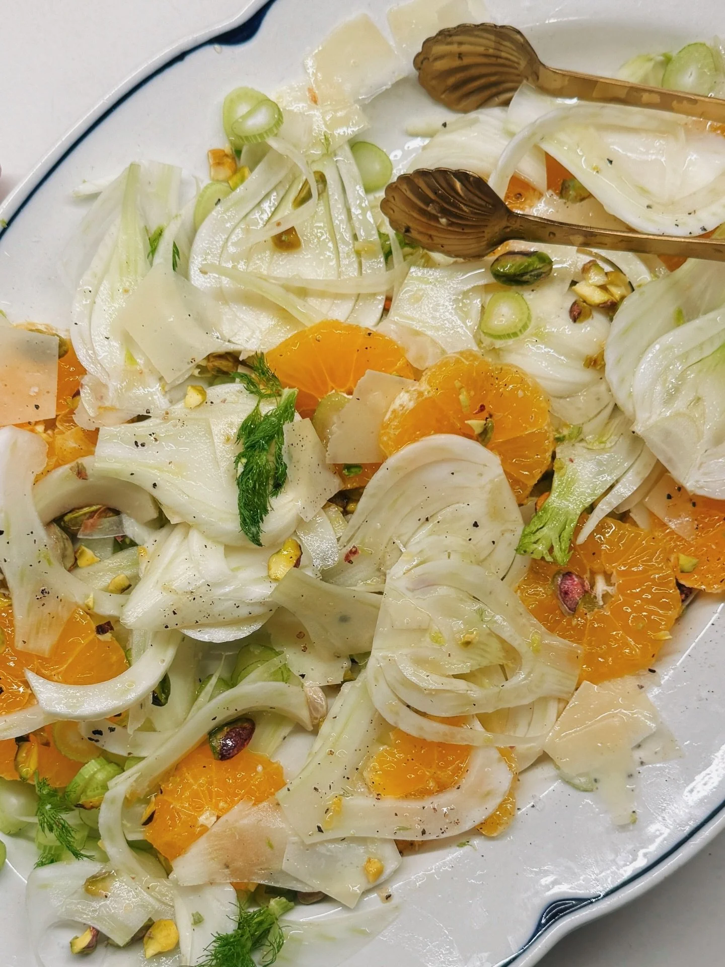 Leikkaa fenkoli ohueksi, kuori klementtiini ja leikkaa kiekoiksi, rouhi pistaasit veitsell&auml; (paahda kuivalla pannulla hetki jos jaksat), h&ouml;yl&auml;&auml; p&auml;&auml;lle parmesaania, rouhi mustapippuria, ripottele sormisuolaa, lorota oliiv