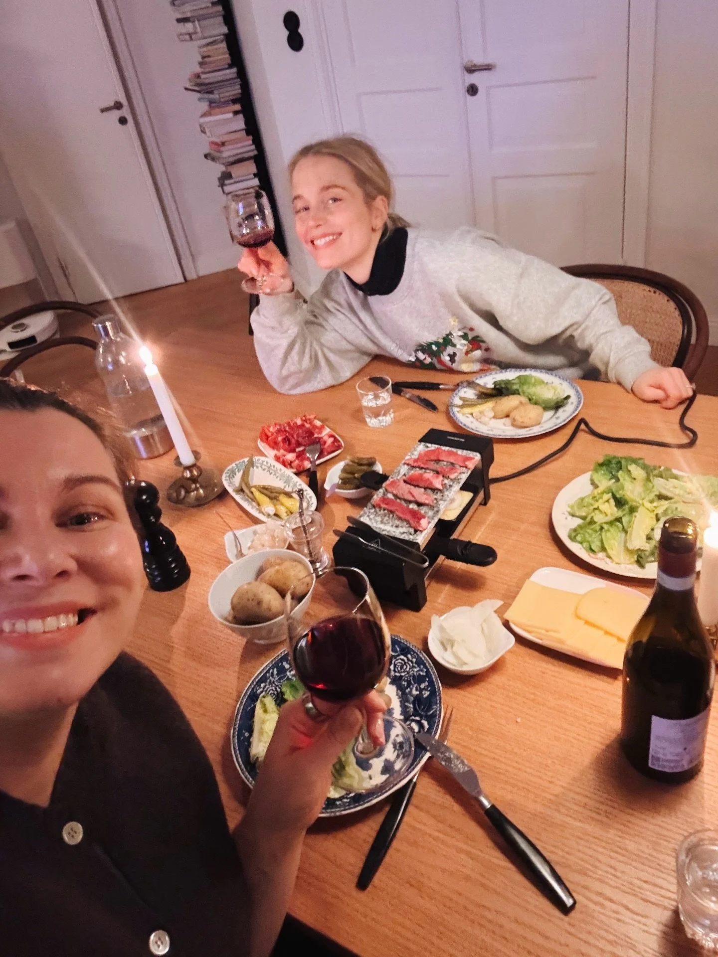 Bellot l&auml;hti treffeille Careliaan ja oli meid&auml;n vuoro j&auml;&auml;d&auml; kaikkien kolmen pikkubellon kanssa kotiin. Puolituntia my&ouml;hemmin istuttiin hipihiljaisessa kodissa kahdestaan kuuman Raclette-pannun &auml;&auml;rell&auml; (kor