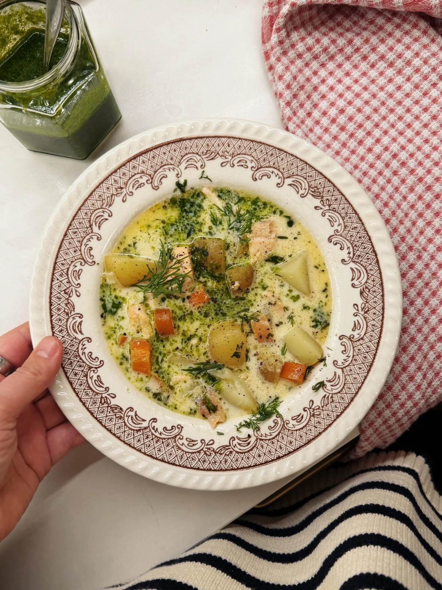 T&auml;ydellisen talvisunnuntain kaava: kaverit, pulkkam&auml;ki, lohisoppa &amp; vohvelit. ❄️

🥣 Keitossa 1 kg perunaa, 3 porkkanaa, 1 purjo, 1 fenkoli, 600g lohta, 150g kylm&auml;savulohta, 1 l kalalient&auml;, 3 dl kermaa, 3 laakerinlehte&auml;, 