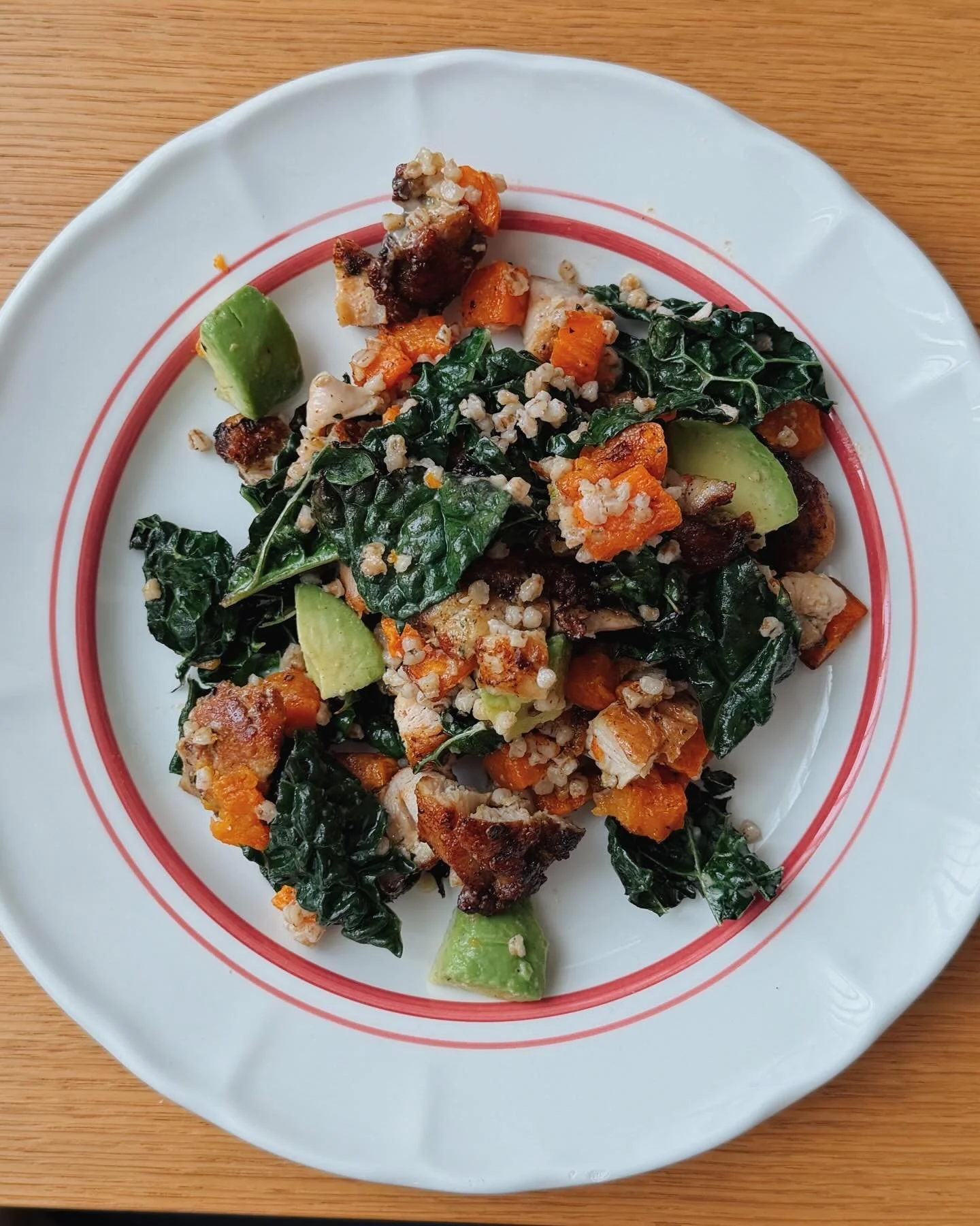 Salaatti voi n&auml;ytt&auml;&auml; my&ouml;s t&auml;lt&auml;. Bataattia, kanan paistileikkeit&auml;, mustakaalia, avokadoa, keitetty&auml; ohraa ja tahini-sitruunakastike. Kanan voit korvata my&ouml;s tofulla.

1 dl rikottuja ohrasuurimoita
1 iso ba