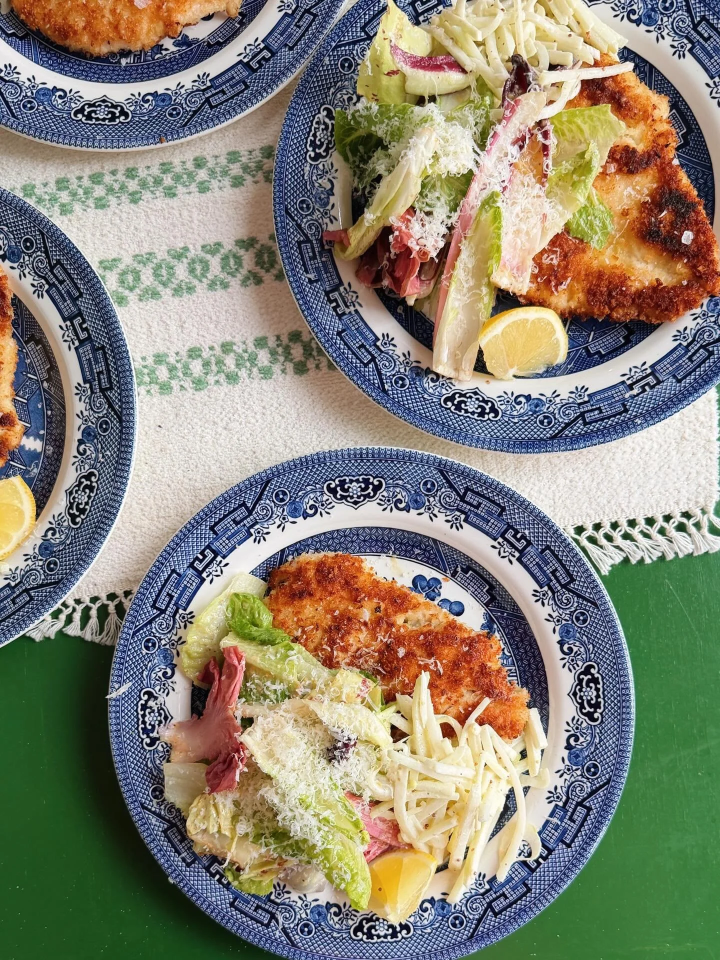 After-ski onnistuu my&ouml;s ilman ski:t&auml;, t&auml;ss&auml; resepti🎿Apetitivolla kuumaa camparia ja sipsej&auml; ja lounaaksi rapea kanaschnitzel, kyss&auml;kaali-omenaremouladea ja talvicaesar. Kevyt ja kiva lounas ennen bellojen perinteist&aum