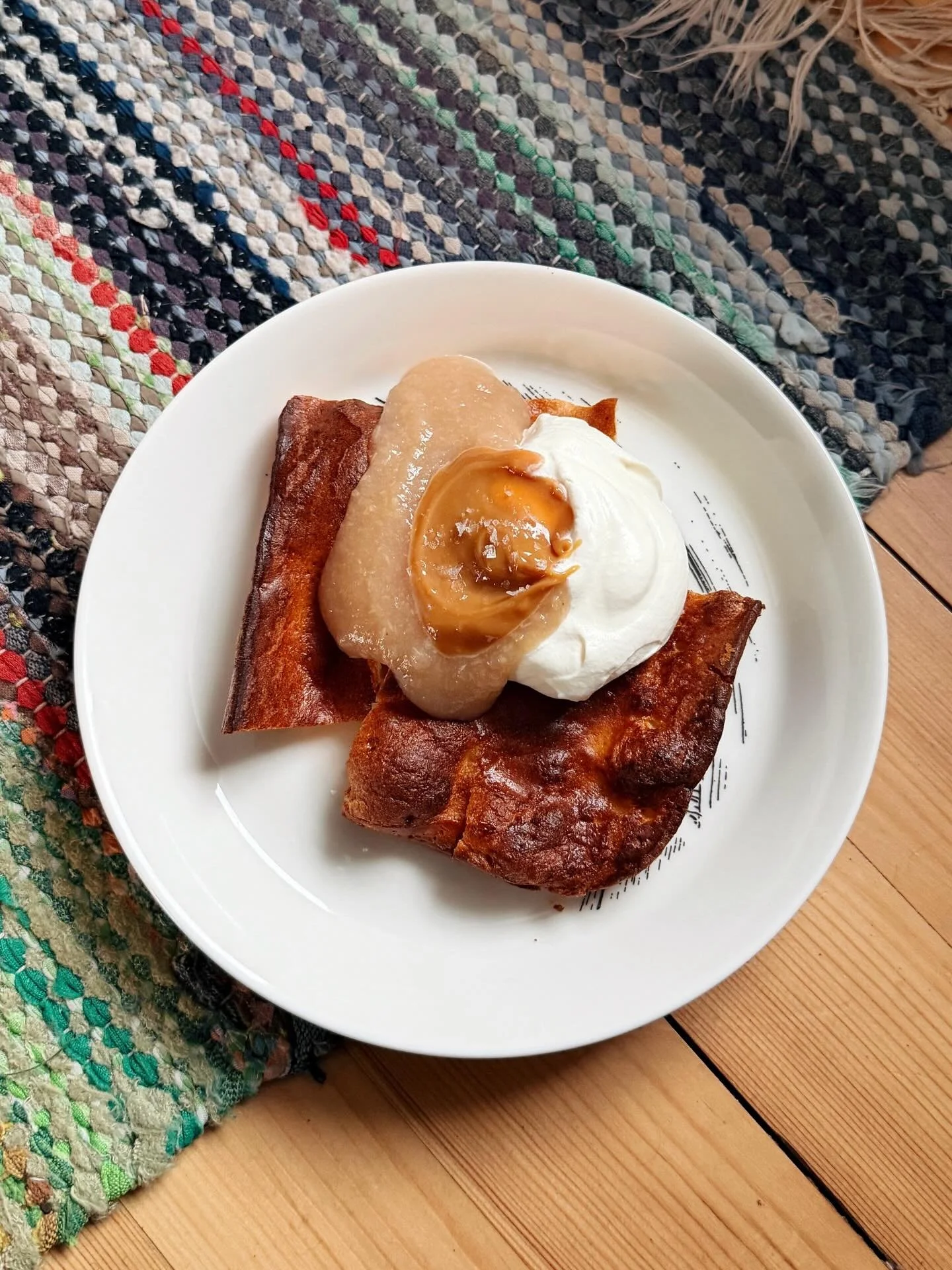 Hello mik&auml; herkkupannari! 😮&zwj;💨 Alkuper&auml;inen ohje on @tarajunker :in k&auml;sialaa mutta muokattiin sit&auml; v&auml;h&auml;n, kun j&auml;&auml;kaapista l&ouml;ytyi avattu purkki karamellisoitua kondensoitua maitoa. T&auml;ll&auml; ohje