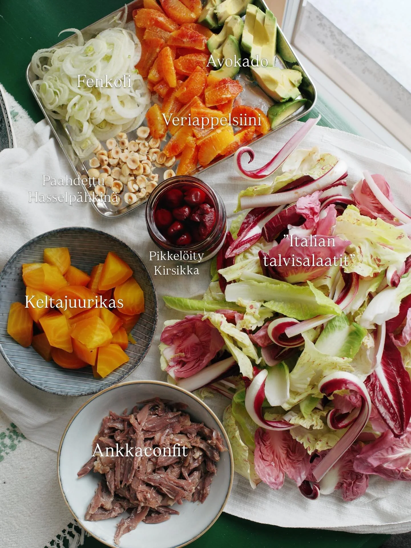 Kev&auml;ttalven herkullisin ja kaunein salaatti 🌸❄️ Confitankan voi hyvin korvata esimerkiksi parmesaanilla tai pecorinolla.

Salaatti
3 isoa keltajuurikasta
2 confit ankan koipea (purkista)
iso kulhollinen rapeita salaatteja (esim. endiivi, punasi