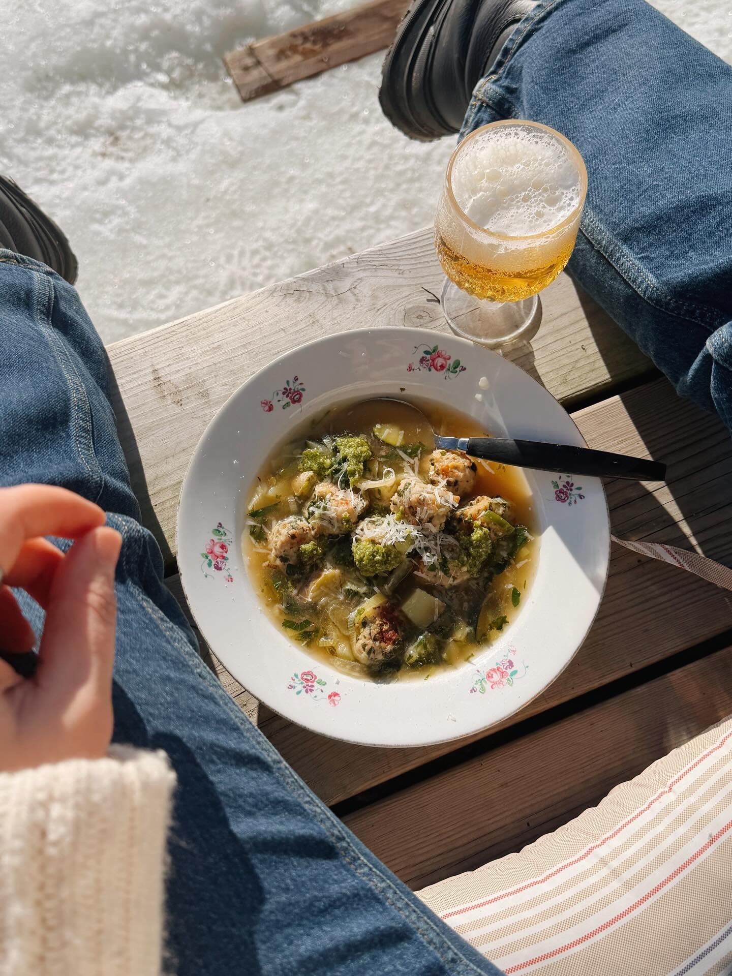 Vuoden ensimm&auml;inen ulkolounas nautittiin landella laiturilla. N&auml;lk&auml;&auml; kasvatettiin perinteisill&auml; kev&auml;t-talven puhteilla avannon kairauksella, puunkaadolla ja risukokolla. Pullat olin tehnyt valmiiksi jo eilen ja perunat o