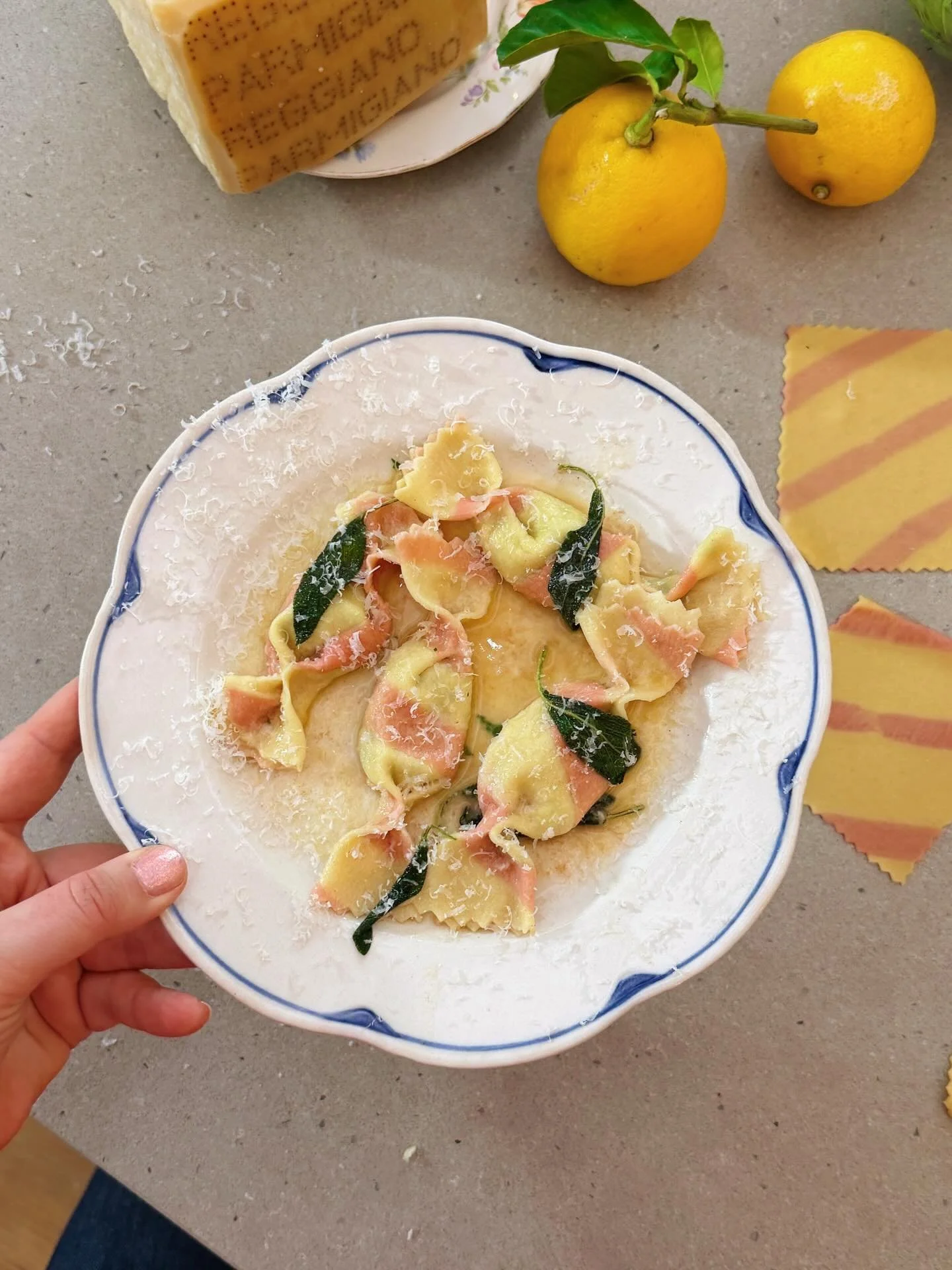 Caramelle - kun s&auml; pyyd&auml;t Kiaa tekem&auml;&auml;n sulle jonkun kivan pastan. 🦄💞🍬 Raviolin raidat on v&auml;rj&auml;tty kuivatulla punajuurijauheella. Sis&auml;ll&auml; on ricottaa, sitruunaa, lehtipersiljaa ja parmesaania. Ja kastikkeena