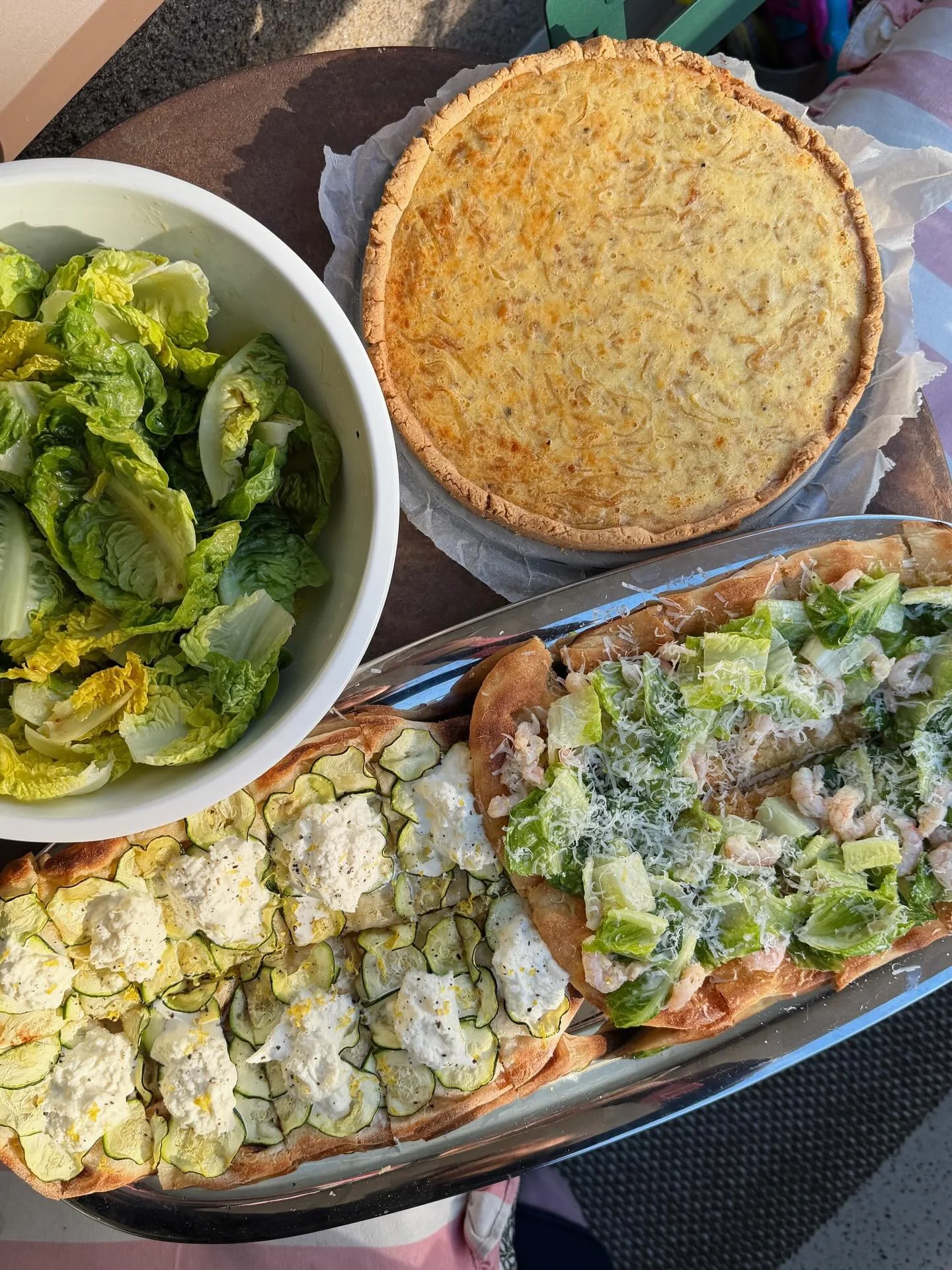 Helppo, nopea ja ihana kev&auml;tjuhlien menu. Syd&auml;nsalaattia ja hapokas via carotan vinegretti, valmiin gluteenittoman piirakkapohja t&auml;ytteess&auml; on parmesaania, provolonea ja karamellisoitua sipulia. Valmiit pinsapohjat on juhlaj&auml;