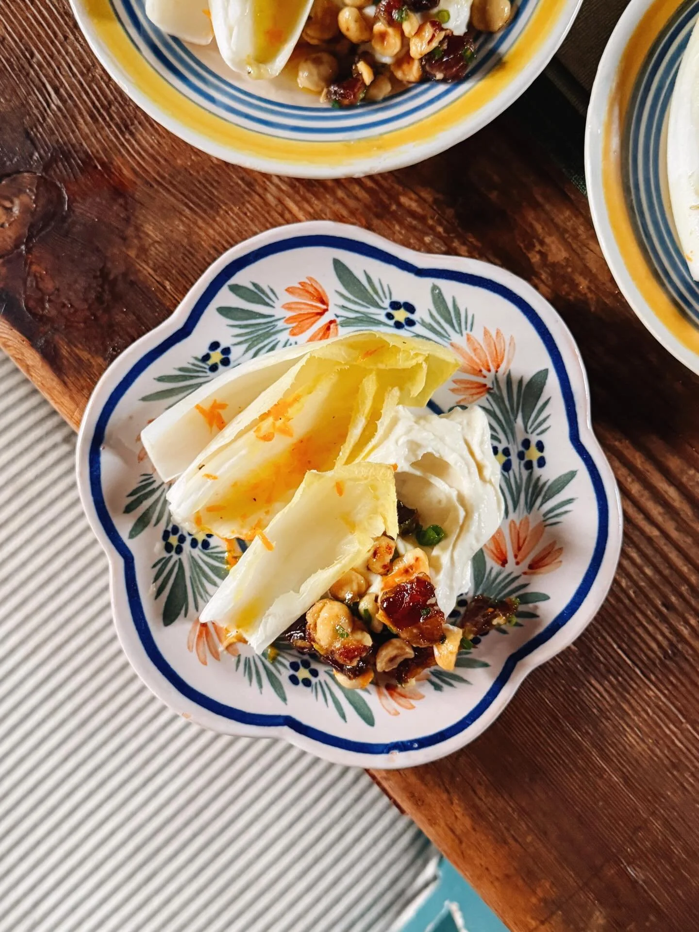 Tein copy-catin Tellerin klassikkoannoksesta (hatarien makumuistikuvien perusteella). Endiivi&auml;, vatkattua pehme&auml;&auml; vuohenjuustoa ja mascarponea, pannulla kevyesti l&auml;mmitetty&auml; paahdettua hasselp&auml;hkin&auml;&auml; ja taateli