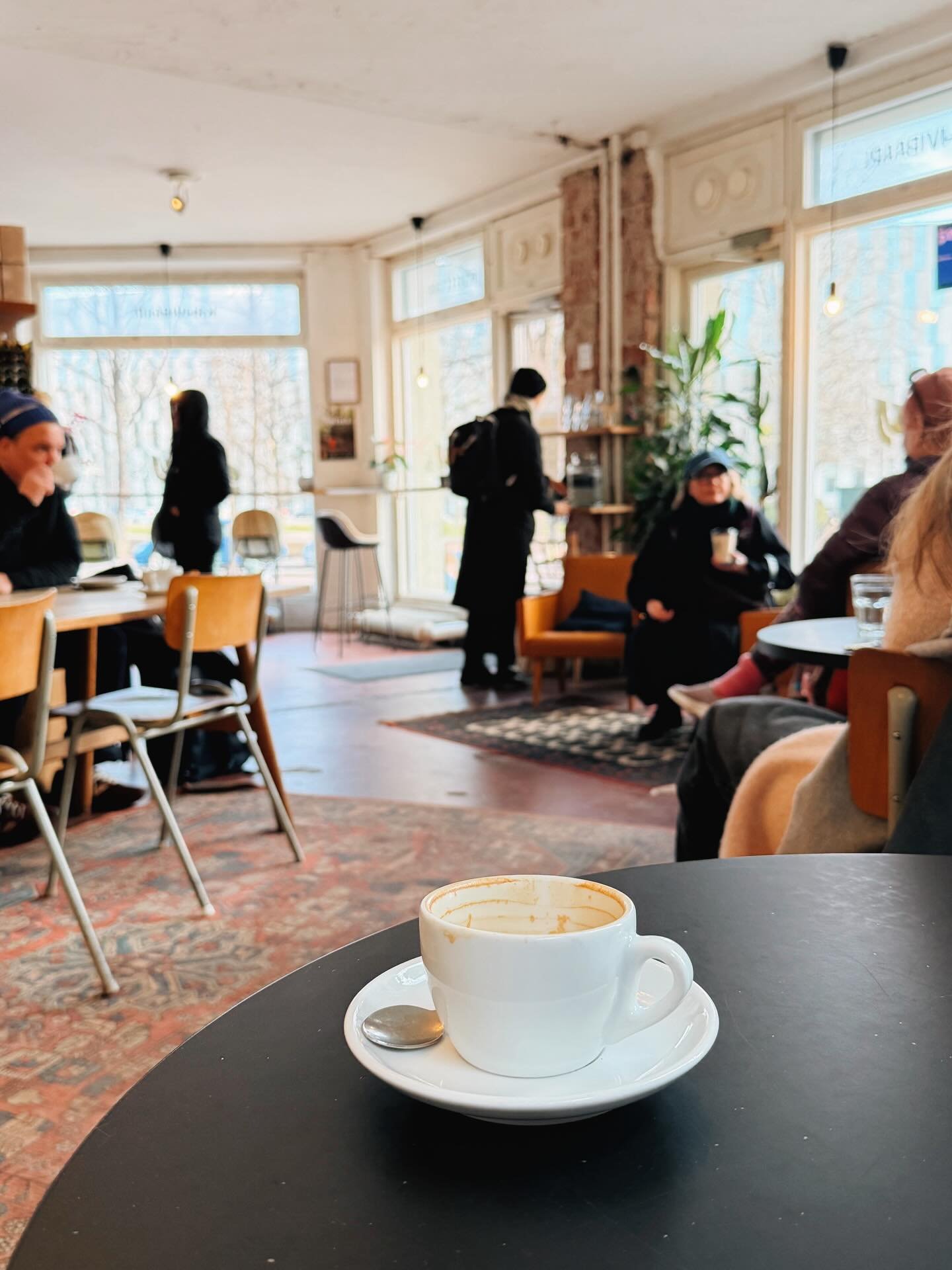 Hetken aikaa ehdin jo pel&auml;t&auml;, ett&auml; yhteis&ouml;llisyys on kuopattu k&auml;site. Mutta t&auml;n&auml; aamuna selvisi, ett&auml; se el&auml;&auml; ja voi hyvin paikallisessa kahvilassa. 

Onneksi p&auml;&auml;tin juoda aamukahvin keitti&