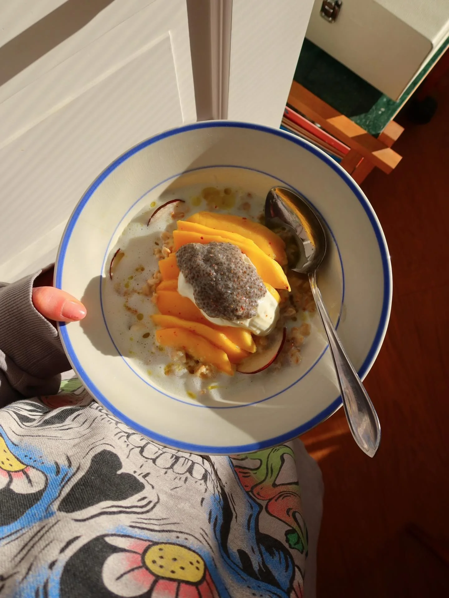 Ihastelin Tukholman @studio.canteen puuroa ja inspiroiduin t&auml;st&auml; ja omista lempi sn&auml;ckseist&auml; (vika kuva). Lautaselle tuli kookosmaitoon keitetty&auml; kaurapuuroa, kreikkajuggee, kookos-vanilja chiavanukasta, lime-chili marinoitua