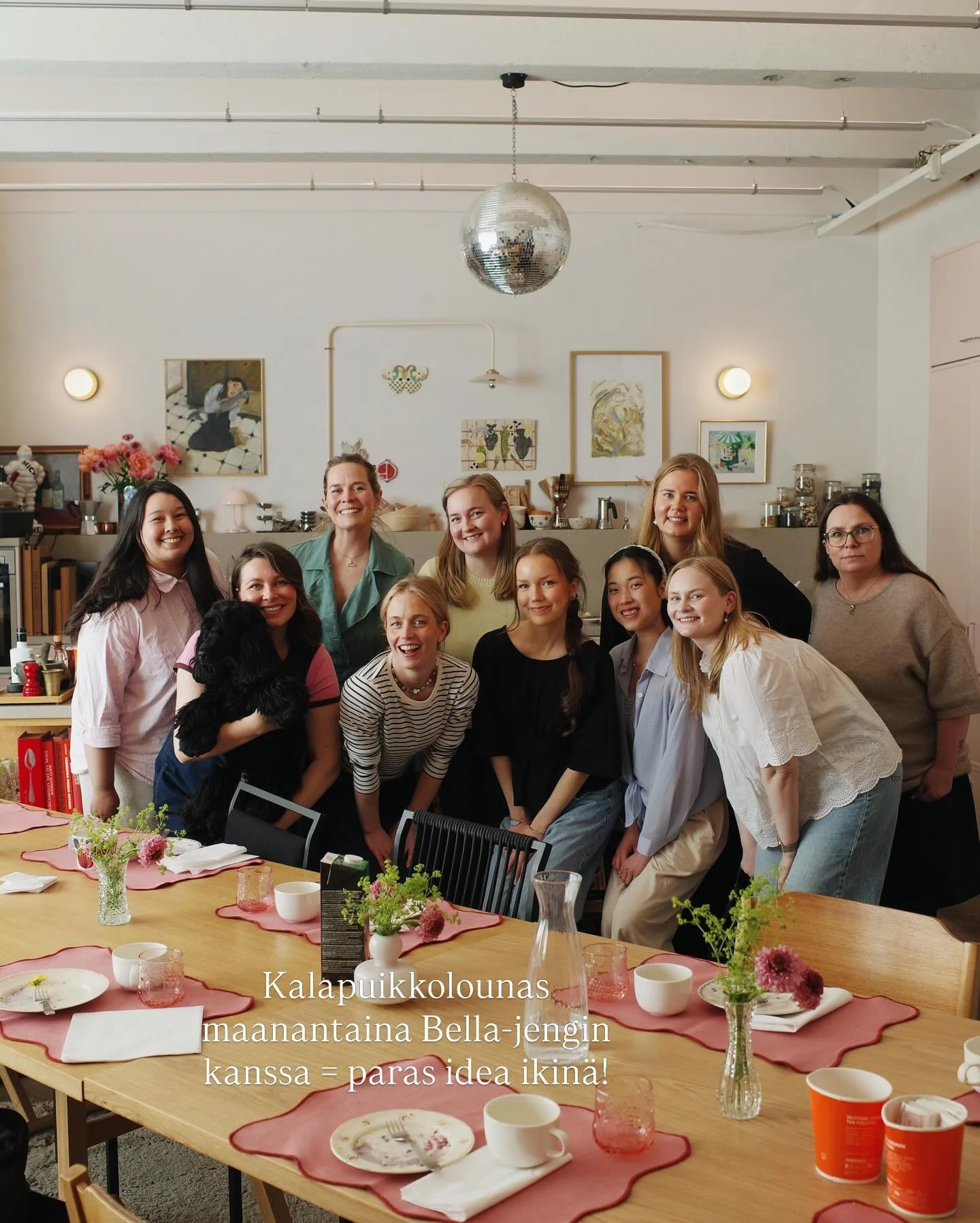 Mainos: @valiofi 🫶🏻 Kalapuikkolounas Bella-jengin kanssa maanantaina oli paras idea ikin&auml;! Todettiin kaikki samaan &auml;&auml;neen, ett&auml; kun puolet raaka-aineista tulee pakkasesta ja juggesoosi valmiina purkista on kynnys kutsua kaverit 