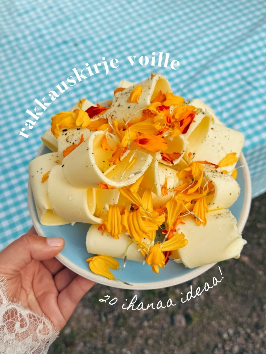 Mainos @valiofi 💛 T&auml;m&auml; on rakkauskirje voille. Kes&auml;n ensimm&auml;inen kotimainen varhaisperuna voin kera, kaurapuuro voisilm&auml;ll&auml;, rapeat muurikkaletut voilla ja sokerilla tai voissa paistetut ahvenfileet. Croissant tai galet