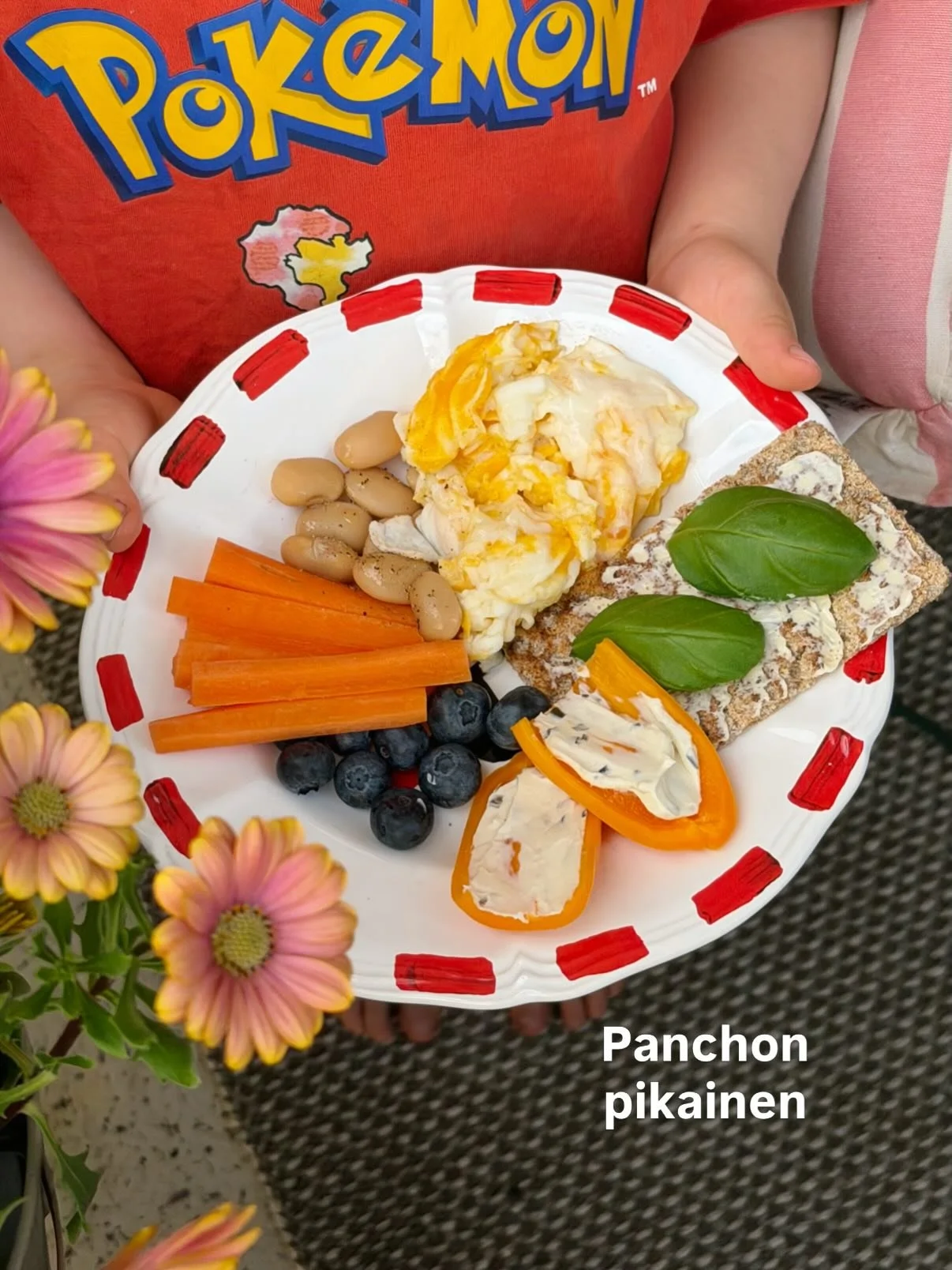 Panchon pikainen p&auml;iv&auml;llis-platter🌼Joskus pikaruoka tarkoittaa kalapuikkoja ja raneja, joskus kaupan pinaattil&auml;ttyj&auml; ja joskus t&auml;t&auml;: kananmunat pannulle, pari purkkia auki ja levite n&auml;kk&auml;rille. Kiitos t&auml;m