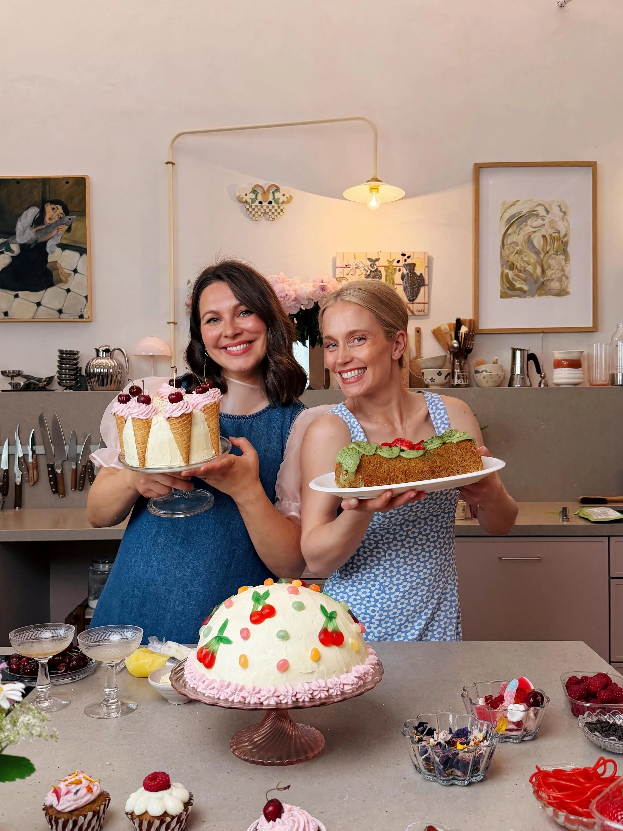 Mainos: @valiofi 🍰 Eilen juhlittiin meid&auml;n 6-vee syntt&auml;reit&auml; kakkuja koristellen instalivess&auml;, jonka tallenne l&ouml;ytyy Valion instasta. 

🍦J&auml;&auml;tel&ouml;tuuttikakkuun leivottiin lasitekniikalla perus t&auml;ytekakkupo