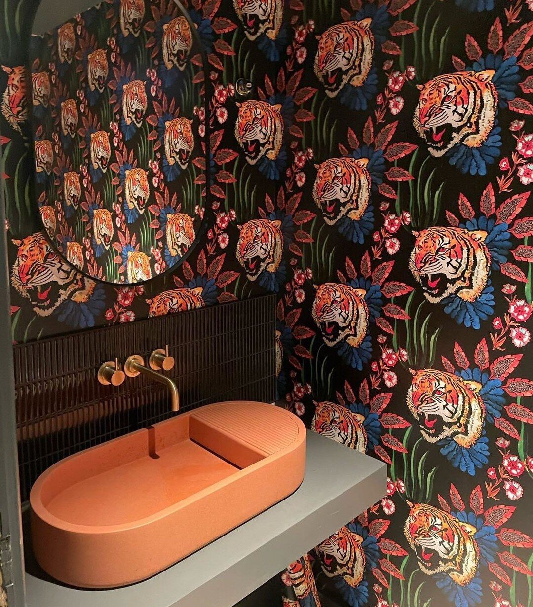 Rich tones and statement wallpaper elevate the luxe levels in this vibrant powder room, a space to let your creativity run wild.⁠ 💫
⁠
Featuring Aura in Ember⁠.⁠
⁠
@raokayyor81⁠
⁠
Bold design | Punchy powder rooms | Colourful bathrooms⁠
⁠
#kastconcre