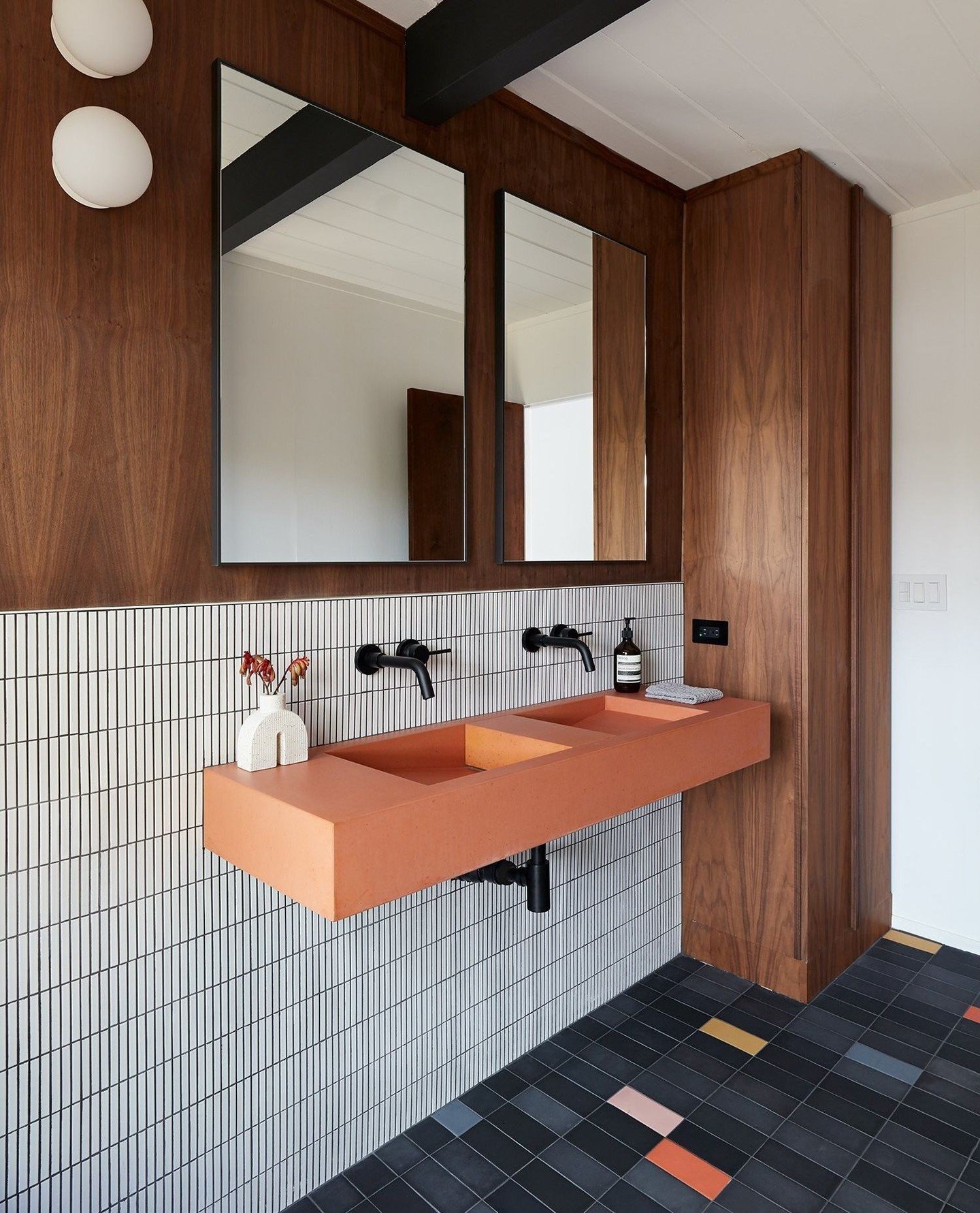 Incorporating a pop of colour with warm wood tones and playful tiles, this mid-century modern bathroom design by @marshall.interiors feels like an escape from the outside world.💫⁠
⁠
The Flor Double basin is dedicated to functionality, crafted to mak